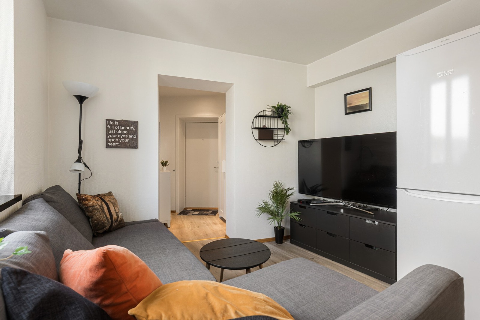 Her er det plass til sofa og et perfekt hjørne for en eventuell TV Galleribilde