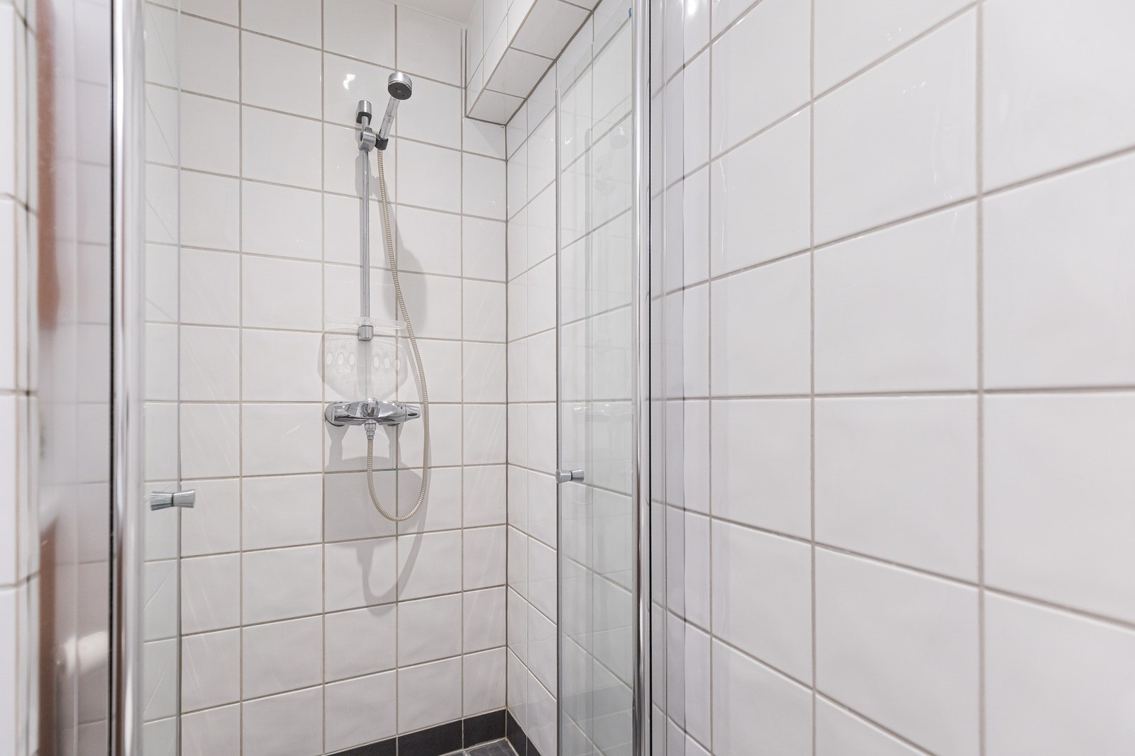 Egen dusjnisjé på baderom. Galleribilde