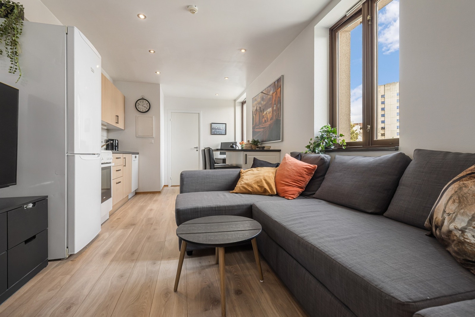 Praktisk planløsning med stue, kjøkken og spiseplass i ett Galleribilde