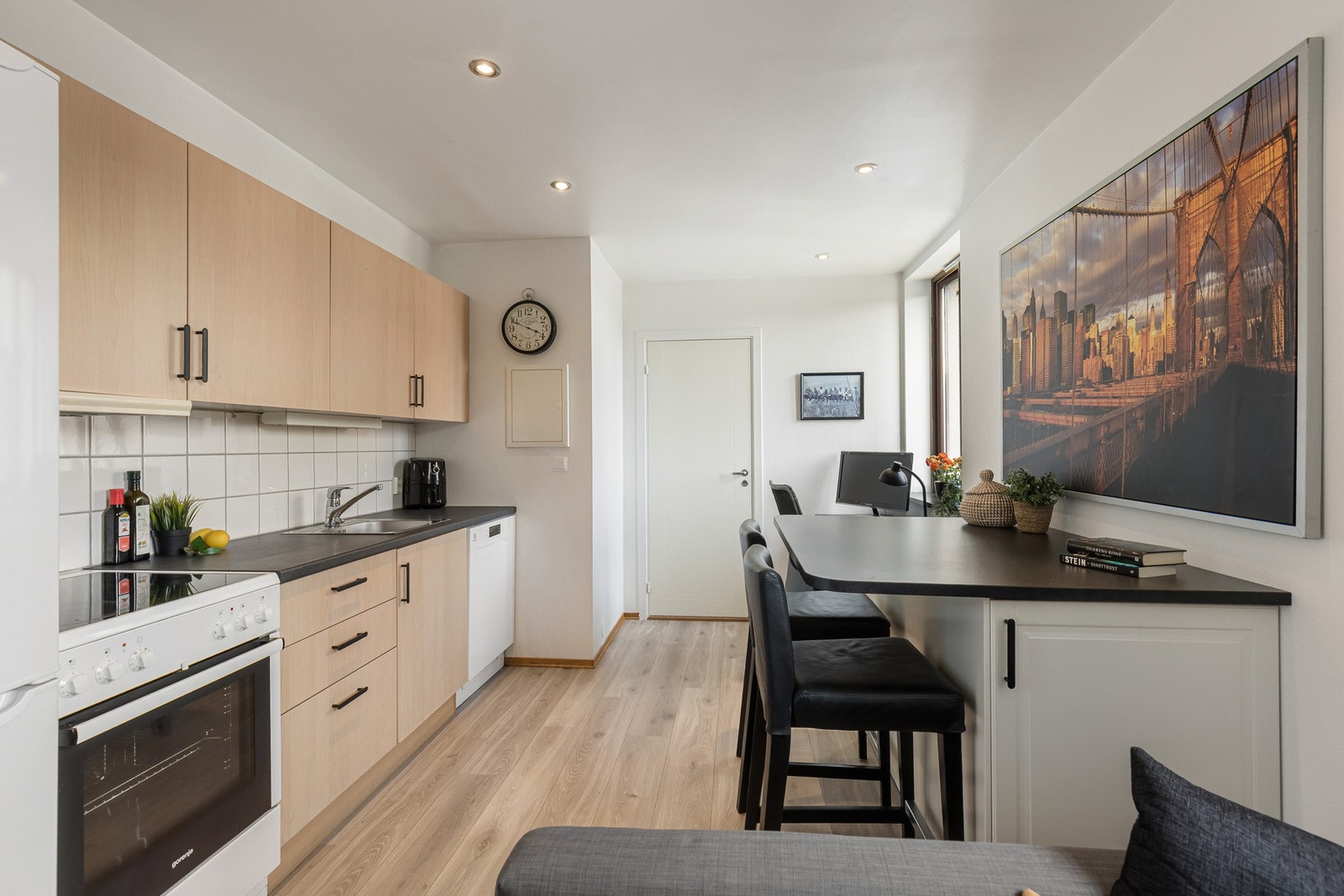 Åpen kjøkkenløsning med spiseplass like bak med en stilig bar-løsning Galleribilde