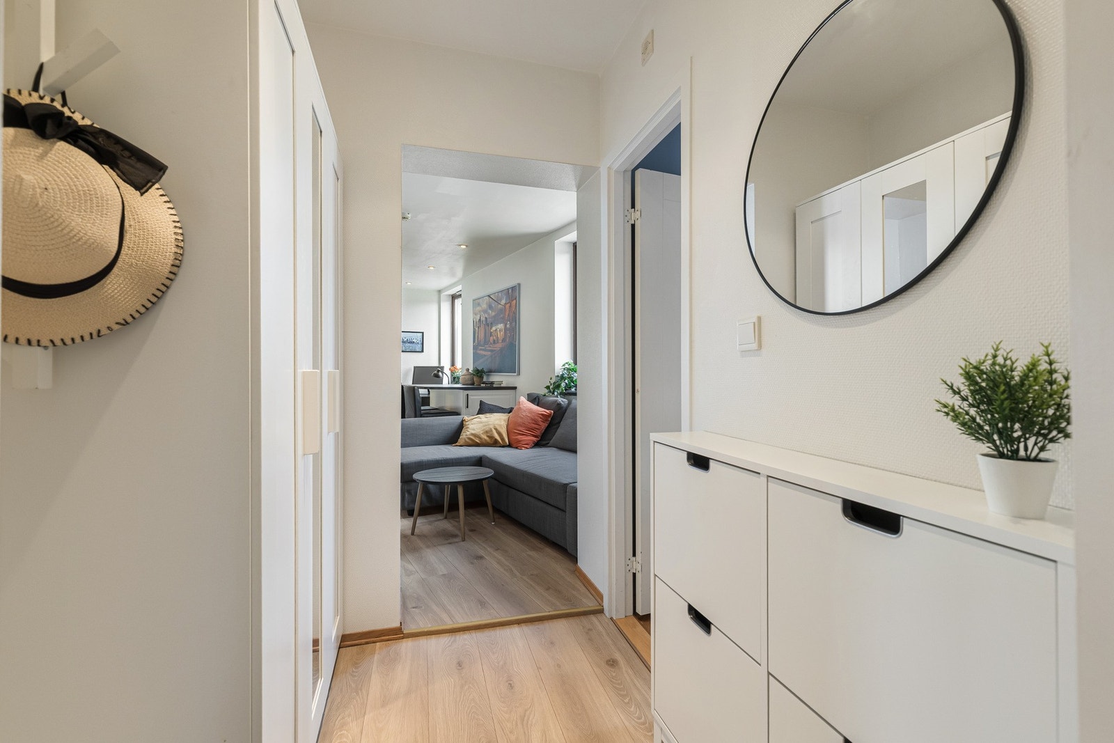 Lys og sjarmerende gang med direkte tilgang til resten av leiligheten Galleribilde