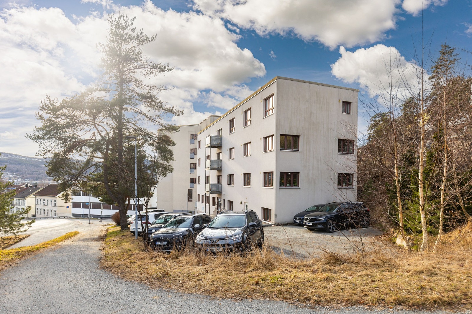 Borettslaget disponerer 32 parkeringsplasser, hvor du mot parkeringsbevis kan parkere etter "førstemann til mølla" prinsippet. Galleribilde