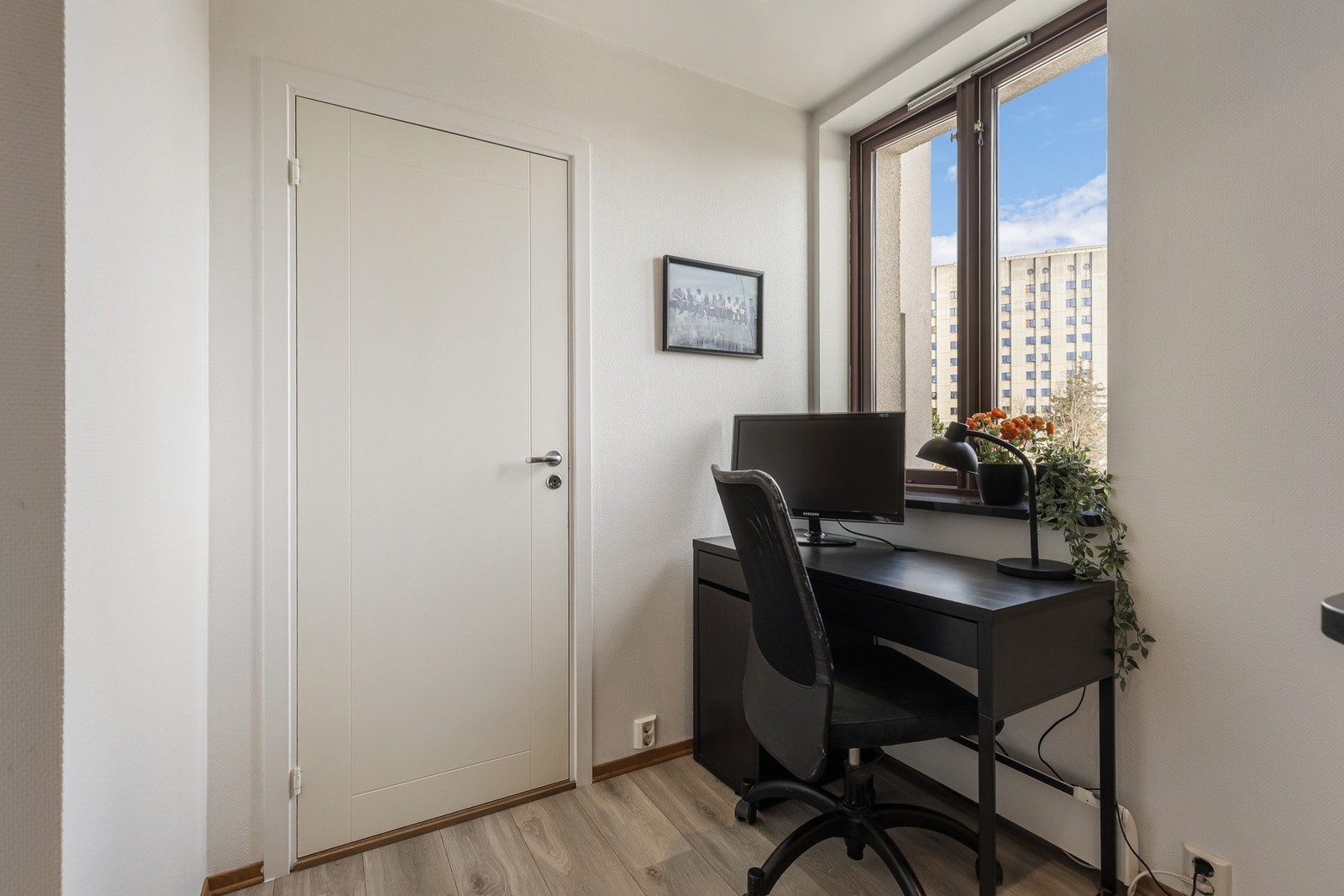 Mulighet for kontorplass med naturlig lys og utsikt ut vinduet Galleribilde