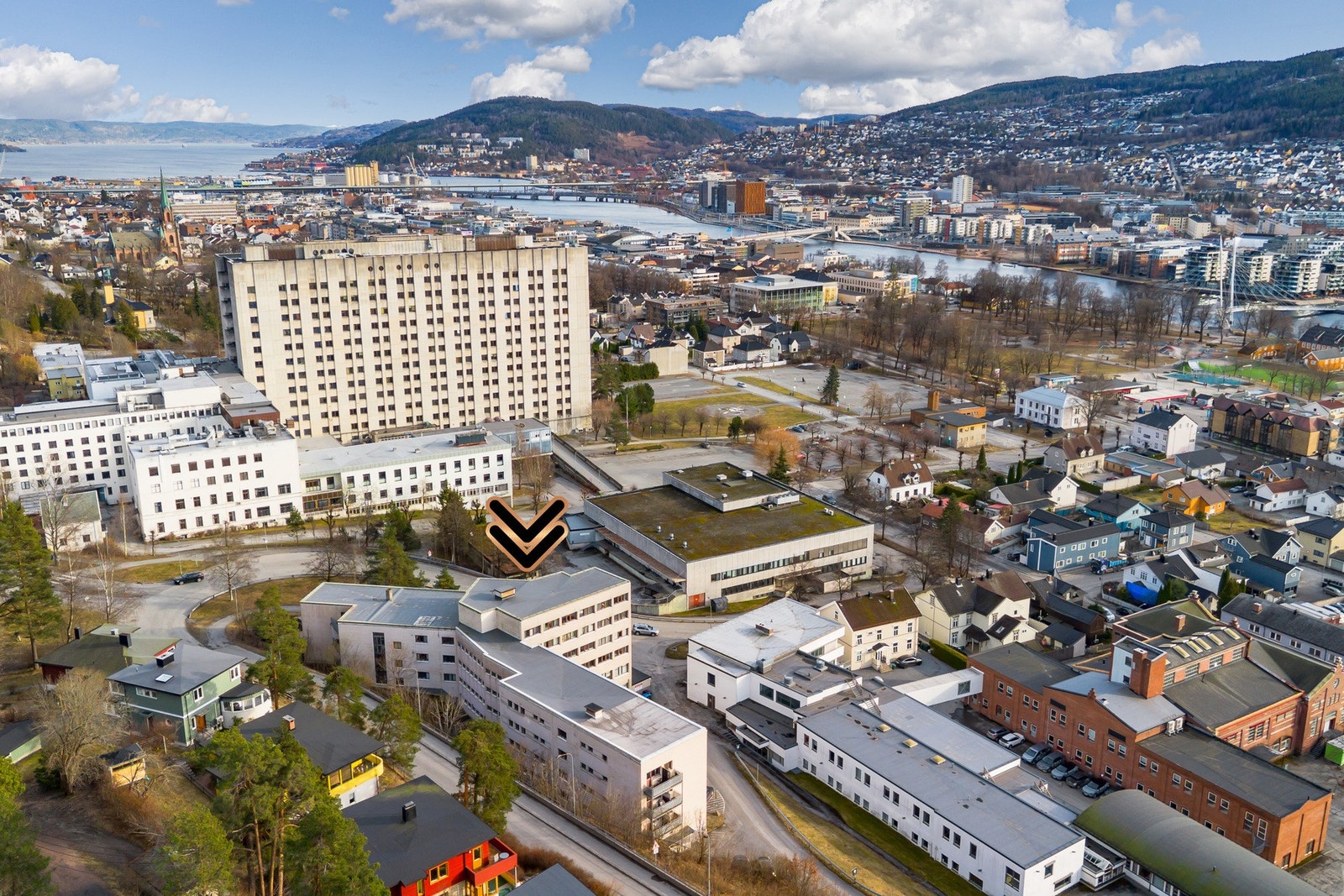 Leiligheten ligger kun kort spasertur fra alle sentrums fasiliteter og servicetilbud. Galleribilde