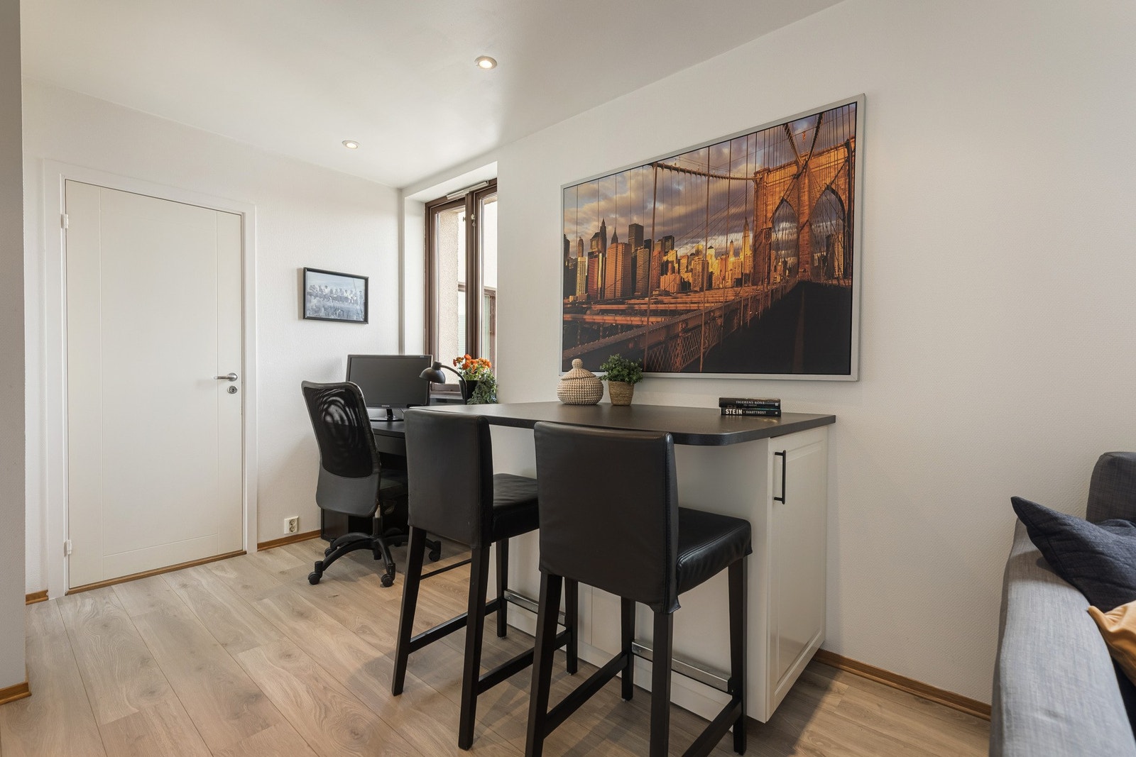 Praktisk bar-løsning med ekstra oppbevaringsplass. Galleribilde