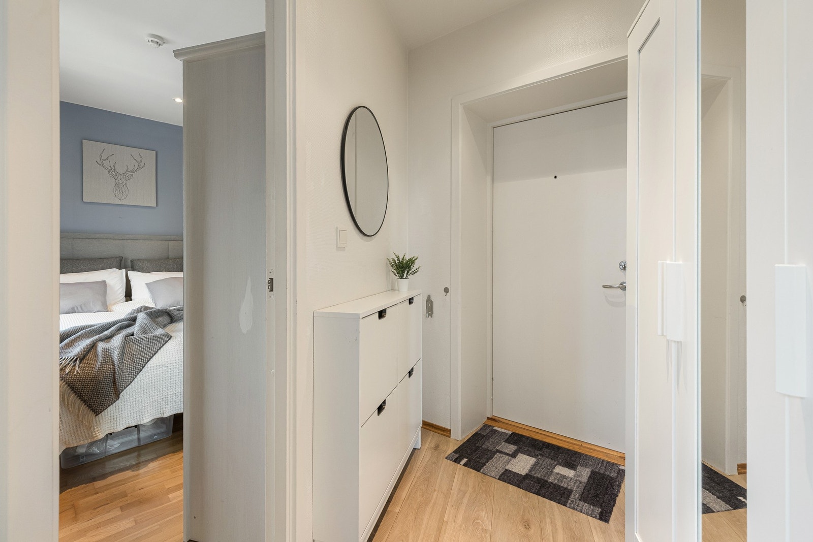 Inngangsparti med oppbevarings muligheter. Galleribilde