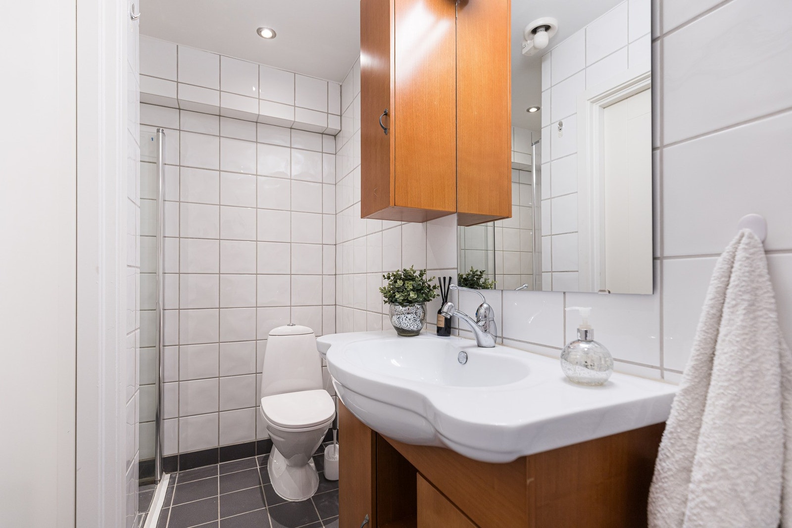 Flislagt baderom med servant og downlights Galleribilde