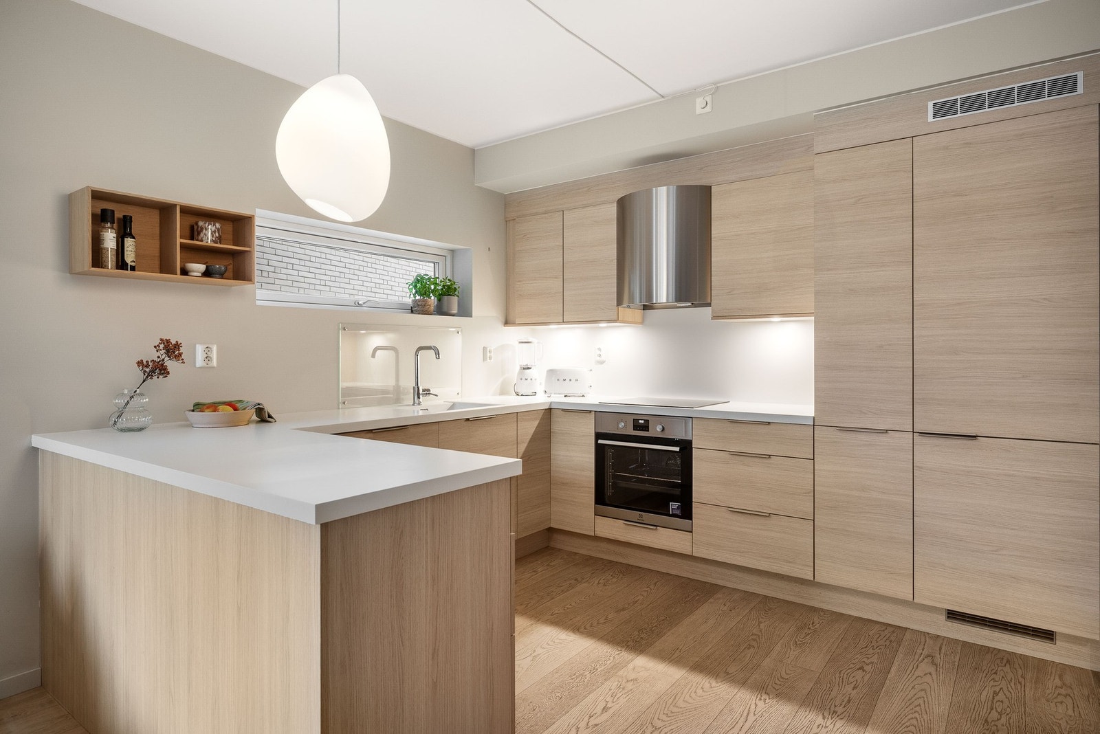 Kjøkkenet kombinerer stil og funksjonalitet, med rikelig oppbevaring og generøs benkeplass. Galleribilde