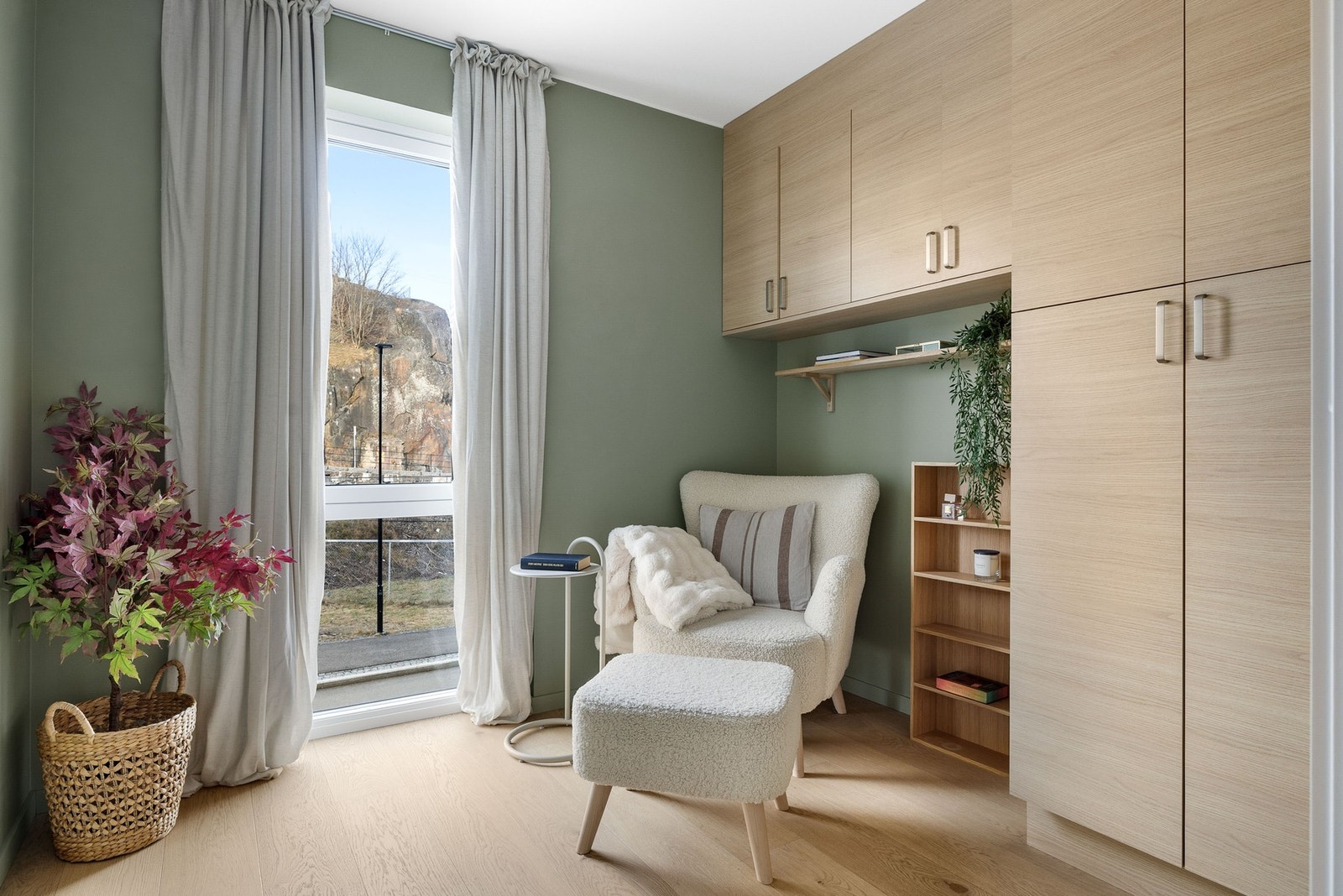 Soverommet har behagelige farger og rikelig med lagringsplass. Galleribilde