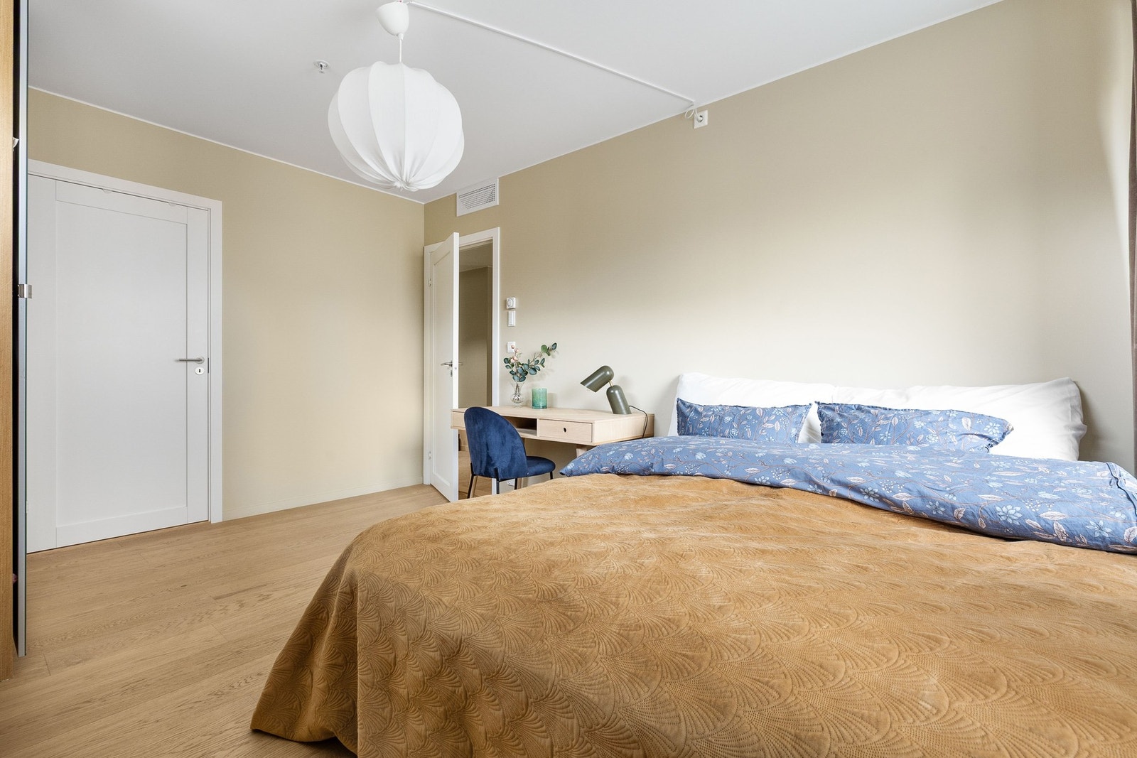 Hovedsoverommet er delikat innredet, har moderne fargevalg og er utformet som en suite med eget bad. Galleribilde