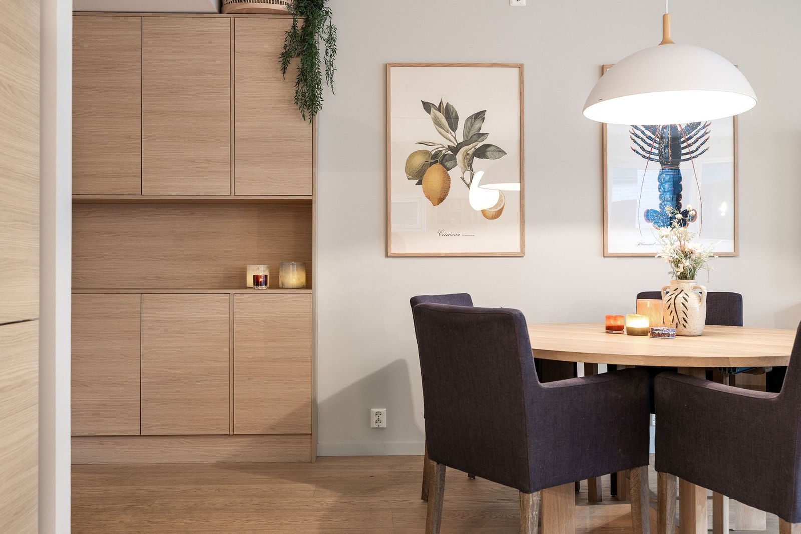 De plassbygde skapene i stuen er stilrene og matcher kjøkkenets moderne uttrykk. Galleribilde