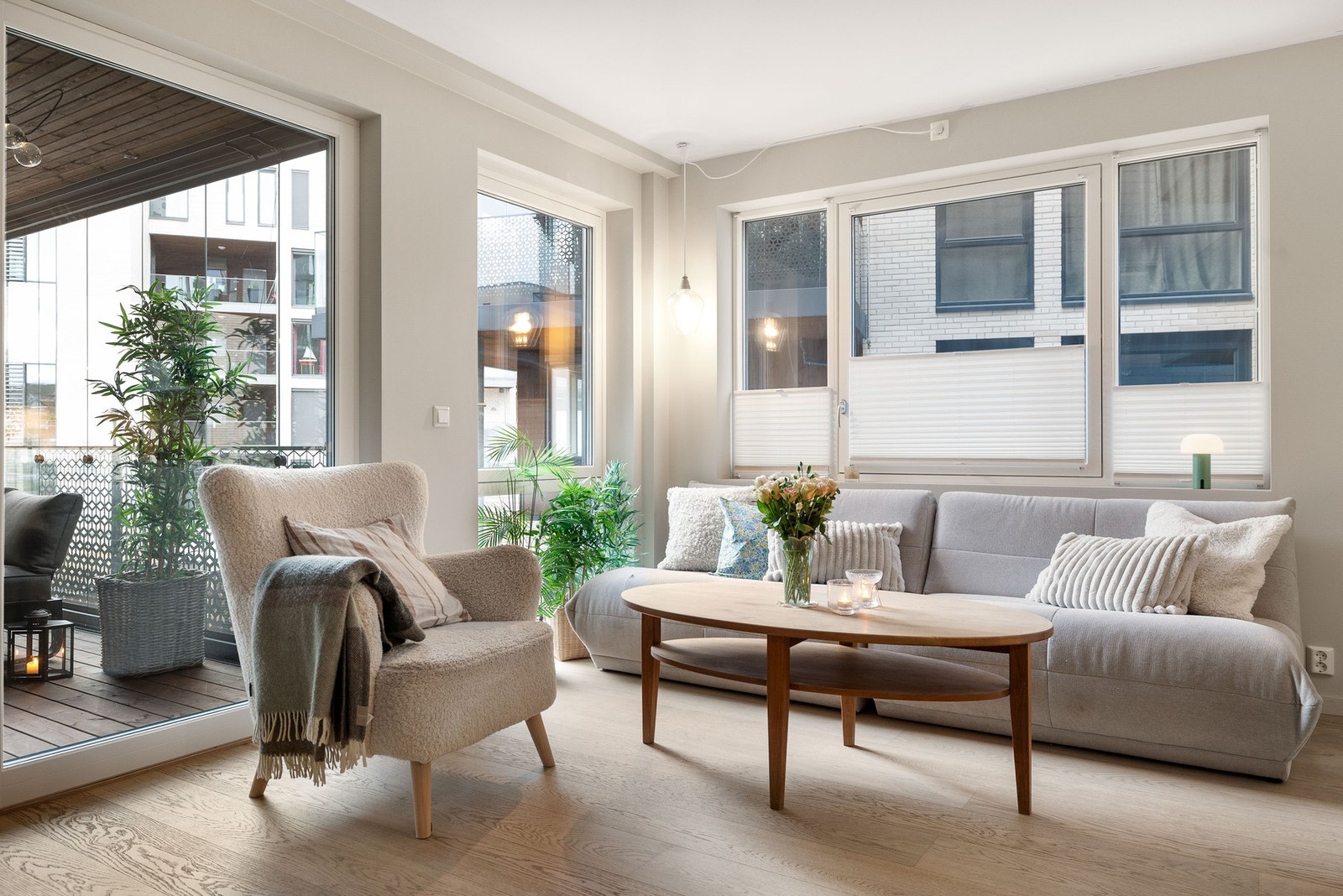 Vindusrekken gir rikelig plass til en komfortabel sofagruppe, med naturlig lysinnslipp. Galleribilde