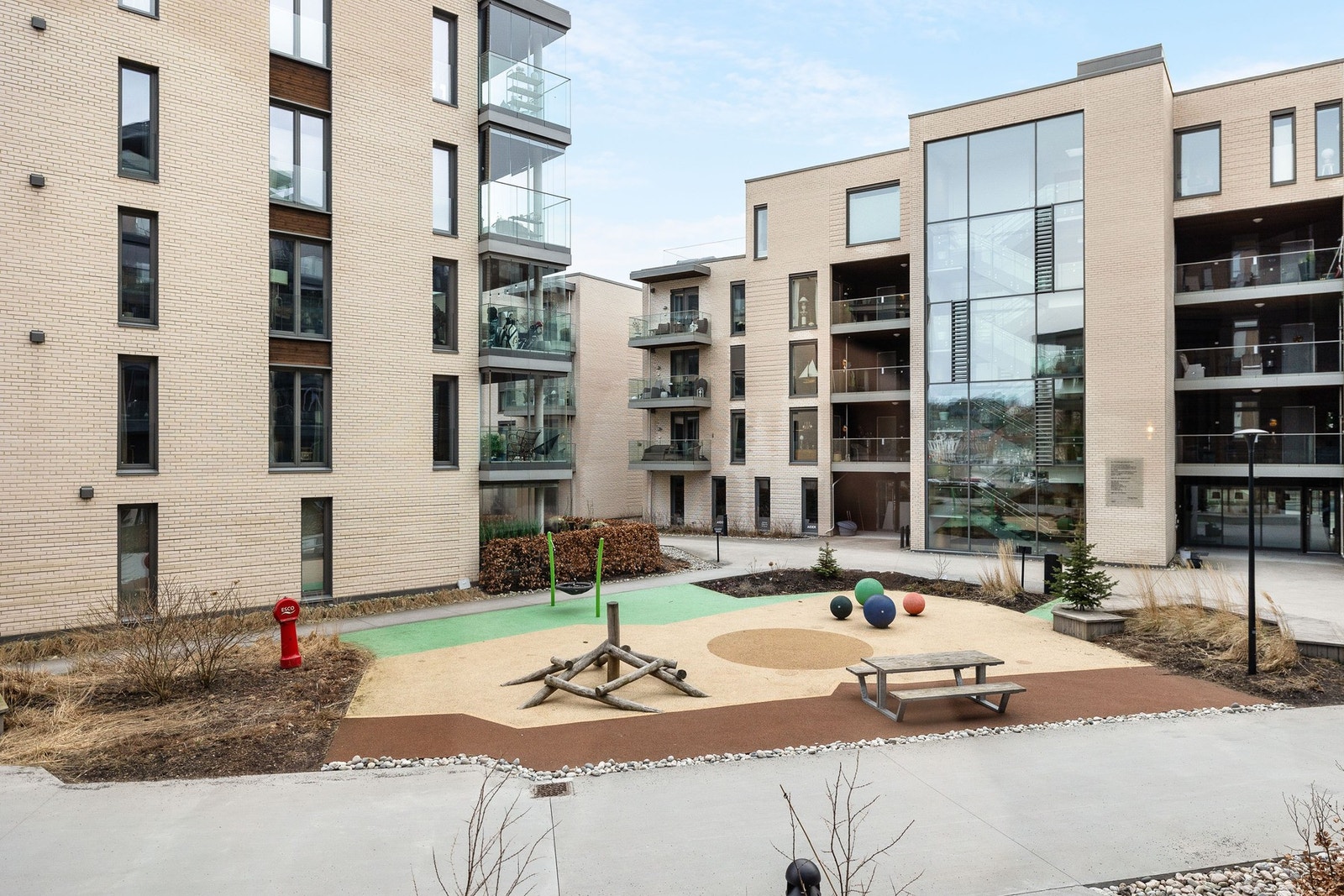 Uteområdene er pent opparbeidet og byr på leområder, vakker beplantning og flotte bademuligheter. Galleribilde