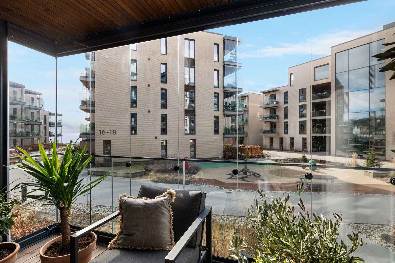 Leiligheten har fin utsikt fra veranda. Galleribilde