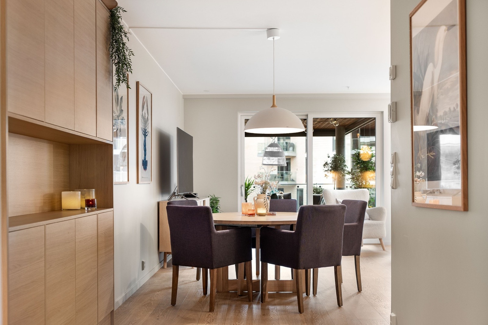 Det er god plass til spisebord ved kjøkkenet. Galleribilde