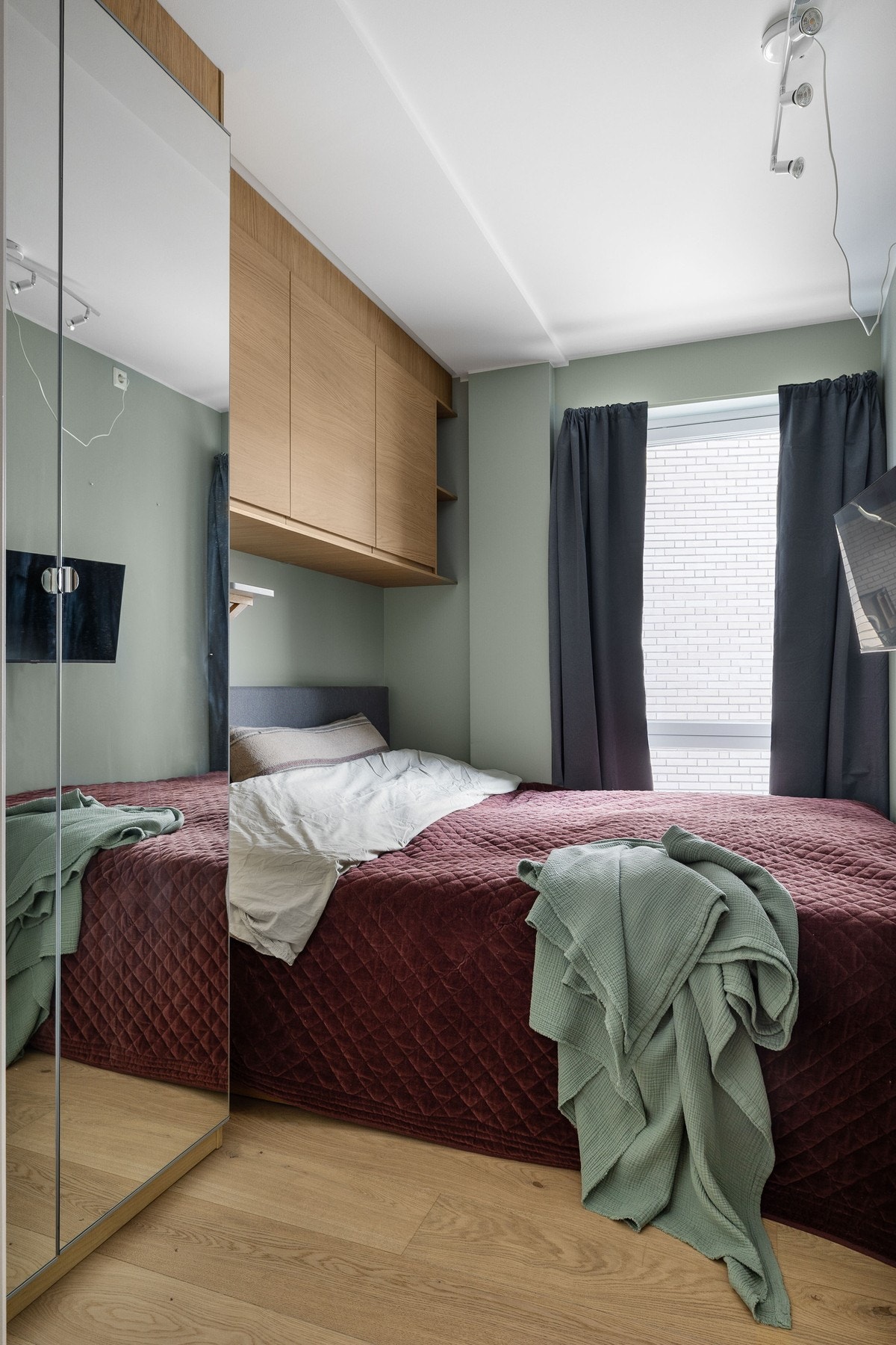 Det tredje soverommet fremstår lyst og innbydende, med delikate farger og god oppbevaringsplass i garderoben. Løse garderobeskap medfølger ikke. Galleribilde