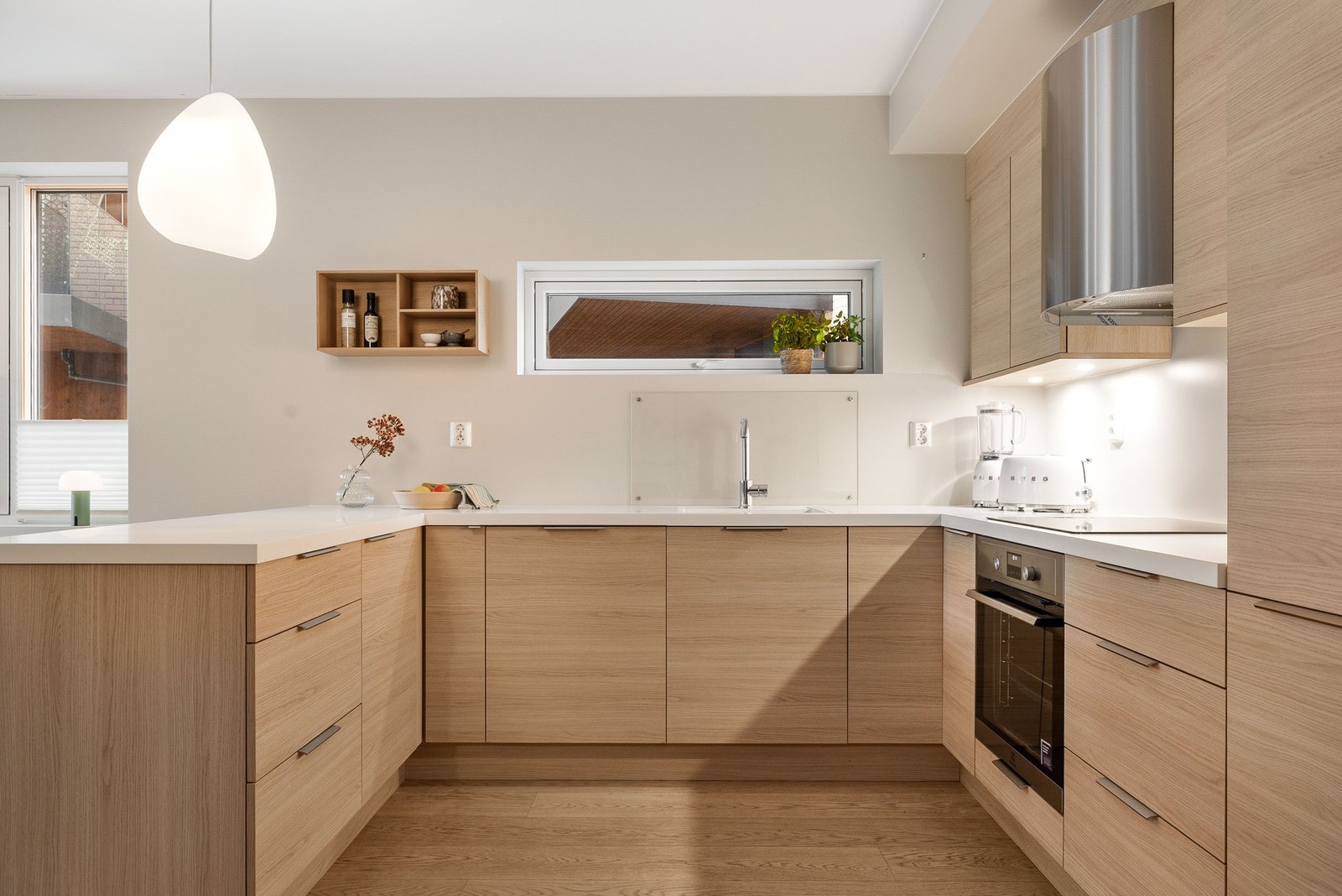 Det moderne kjøkkenet harmonerer svært godt med leilighetens helhetlige uttrykk. Galleribilde