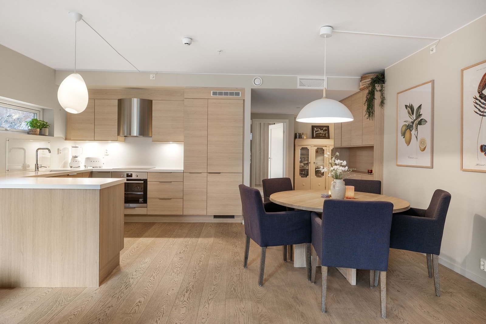 Kjøkkenet har flere nyttige og smarte løsninger som bidrar til god lagringsplass i innredningen. Galleribilde