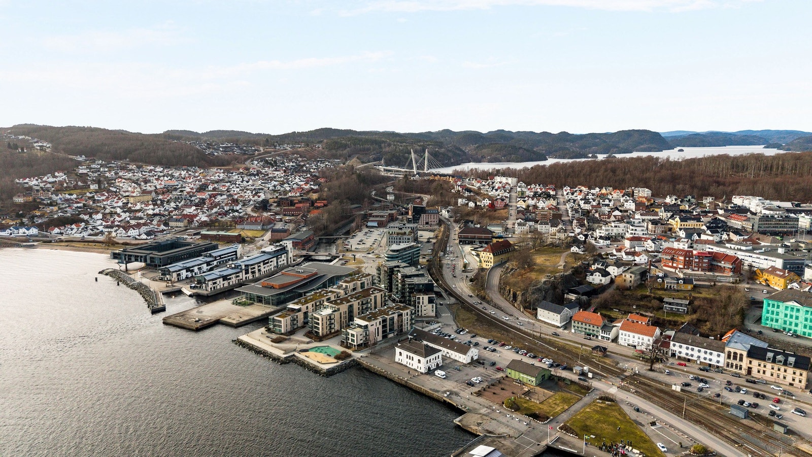 Leiligheten ligger i et moderne bygg og har en svært attraktiv beliggenhet i Indre Havn i Larvik. Her bor du med sjøen i umiddelbar nærhet, samtidig som du har gangavstand til sentrum, tog, buss, rekreasjonsområder og et rikt uteliv. Galleribilde