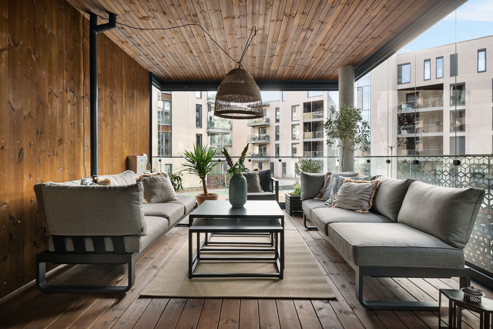 Den innglassede verandaen blir en naturlig forlengelse av leiligheten, og gir deg muligheten til å nyte hyggelige sammenkomster og rolige stunder store deler av året. Galleribilde