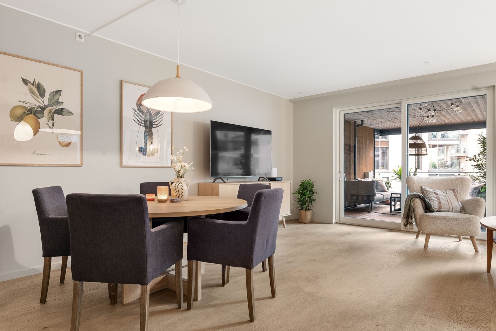 Store vindusflater sikrer leiligheten godt med daglys. Galleribilde