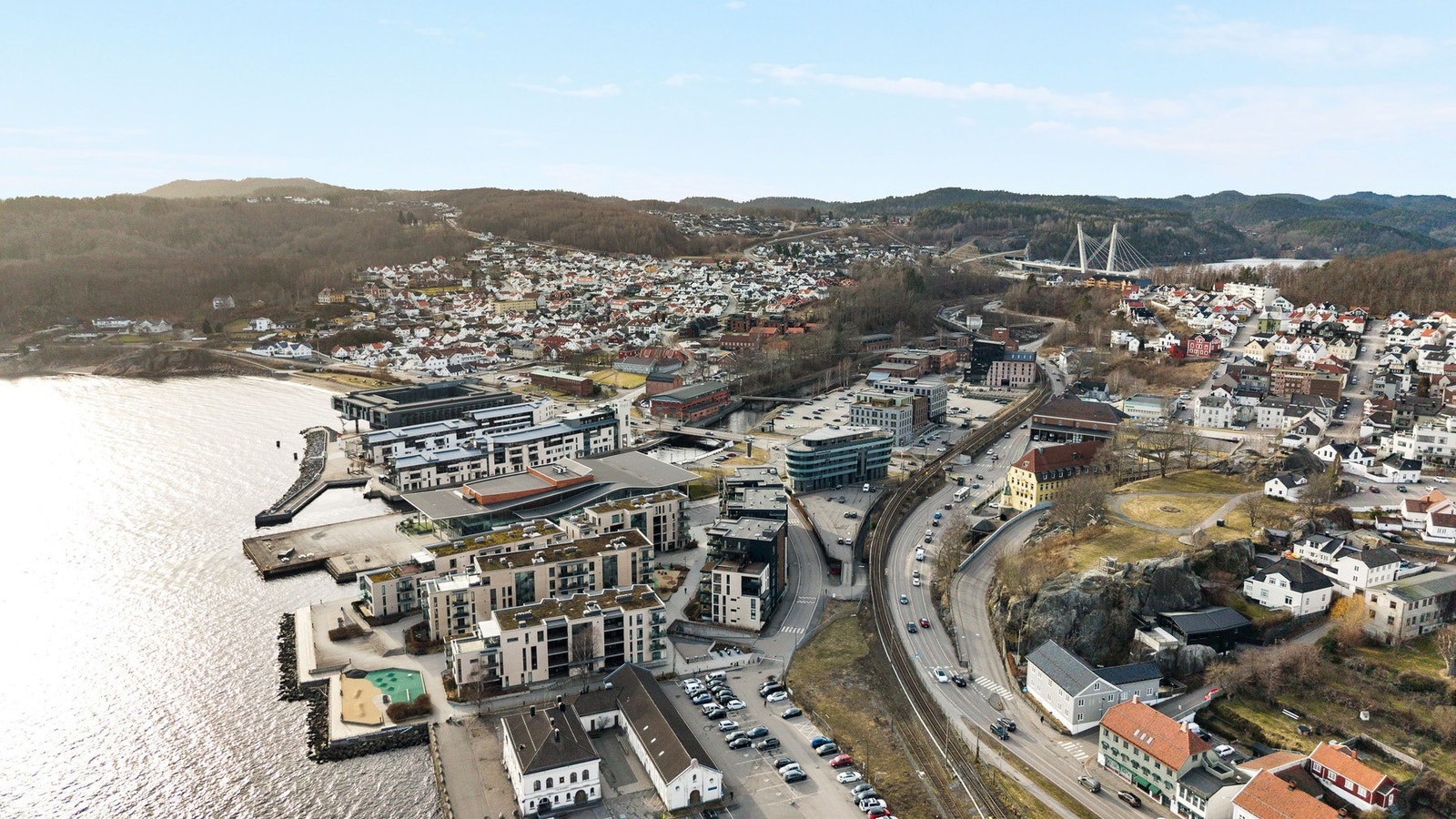 Blant de nærmeste naboene finner du Bølgen Kulturhus, Batteristranda og ikke minst Farris Bad - kjent for en av Nordens mest innholdsrike spaavdelinger. I tillegg er det kort gangavstand til idylliske badeplasser ved Farrisvannet og flotte turområder i Bø Galleribilde