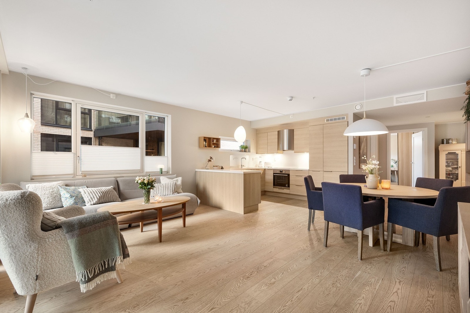 Plisségardiner i vinduene gir et lyst og elegant inntrykk, samtidig som de gir fleksibel lysregulering. Galleribilde