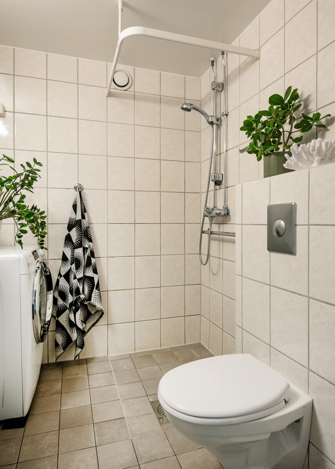 Baderommet er innredet og utstyrt med servantinnredning, toalett og dusjhjørne. Galleribilde