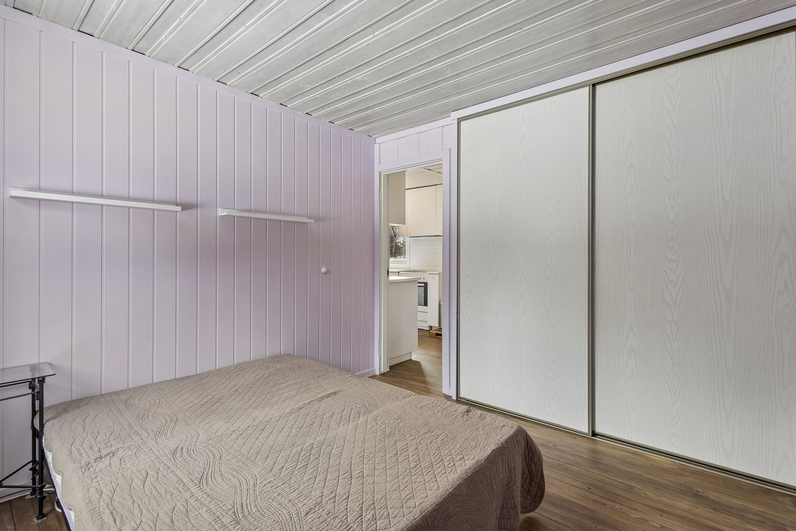 Hovedsoverom har skyvedørsgarderobe Galleribilde