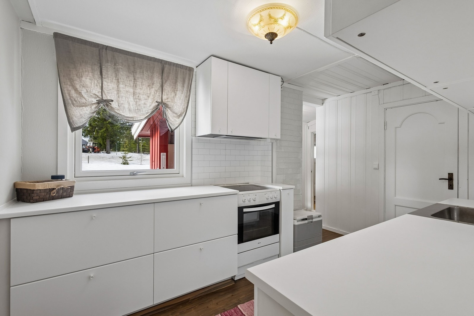 Kjøkken oppgradert med ny ventilator, dører og benkeplate i 2024 Galleribilde