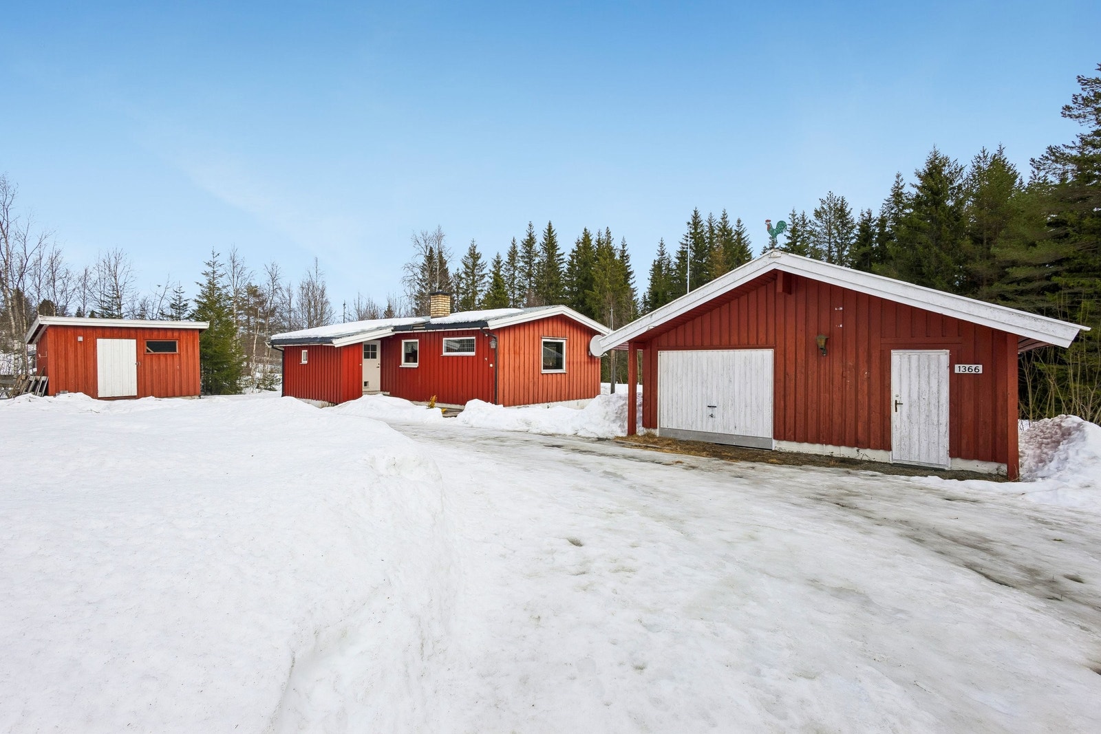 Velkommen til Vest-Torpvegen 1366, i rolig område og med stor tomt på 1 156 kvm Galleribilde