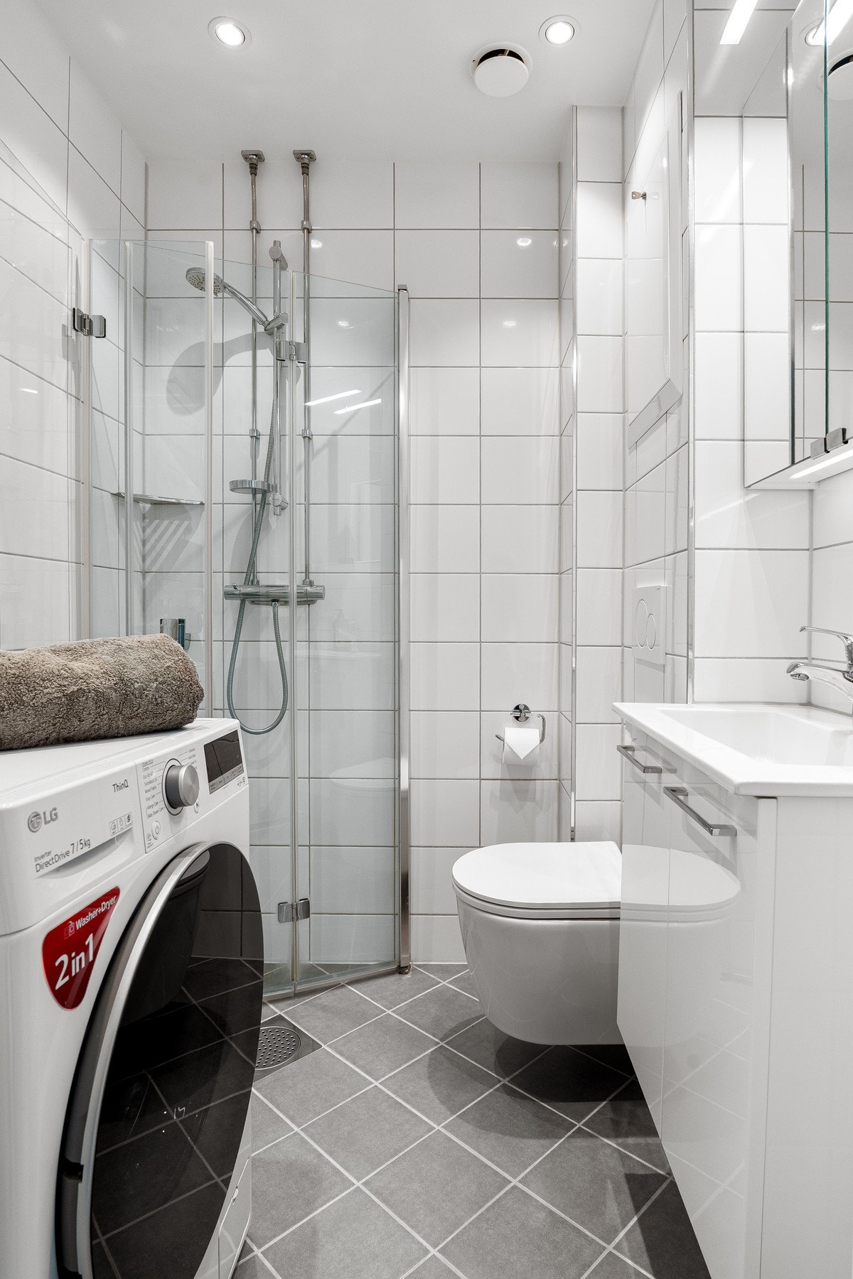 Lyst og pent bad med opplegg til vaskemaskin. Galleribilde