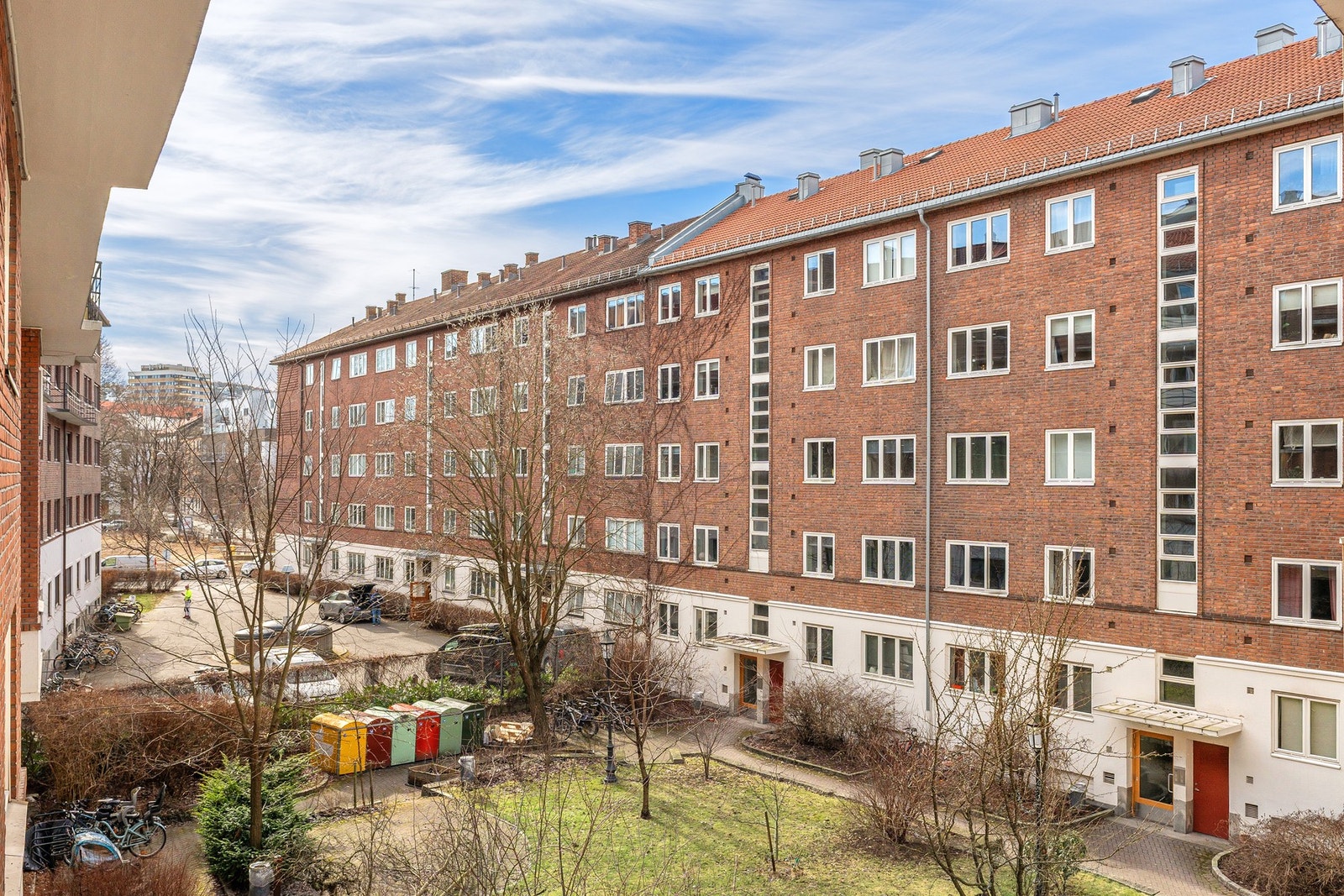 Trivelig sameie med god økonomi og godt styre. Hyggelig felles gårdsrom med barnevogn- og sykkelparkering. Galleribilde