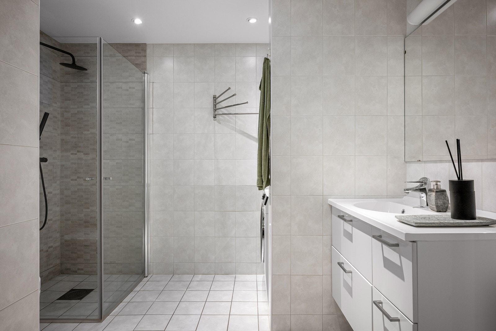 Meget pent flislagt bad m/eget innhukk for vaskemaskin og tørketrommel. Galleribilde