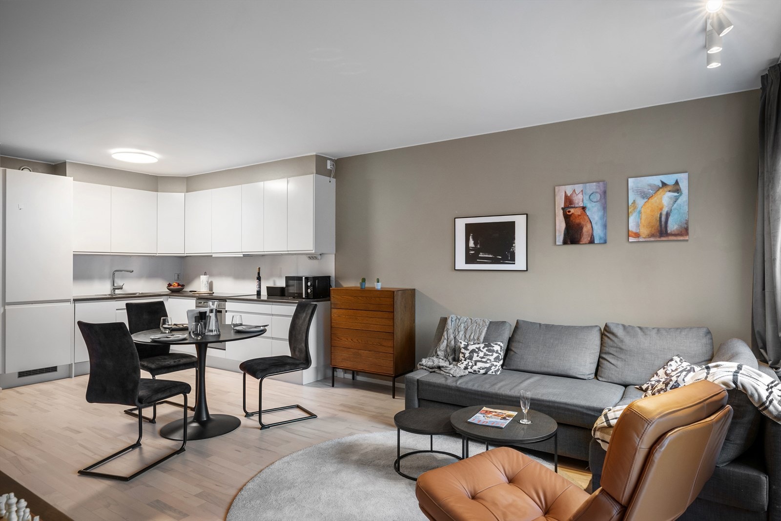 Romslig oppholdsrom med god plass til både spisestue og dagligstue/tv-stue. Galleribilde