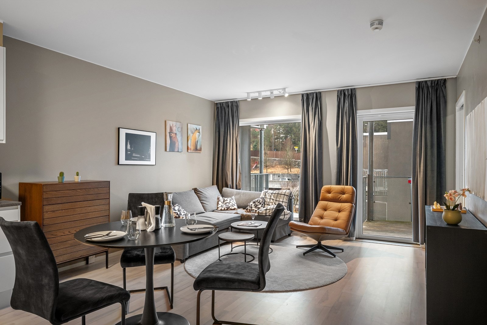 EiendomsMegler 1 v/Oline Normann ønsker deg velkommen til visning i Sørhaugveien 3.
Fotograf: Stian Dirdal Galleribilde