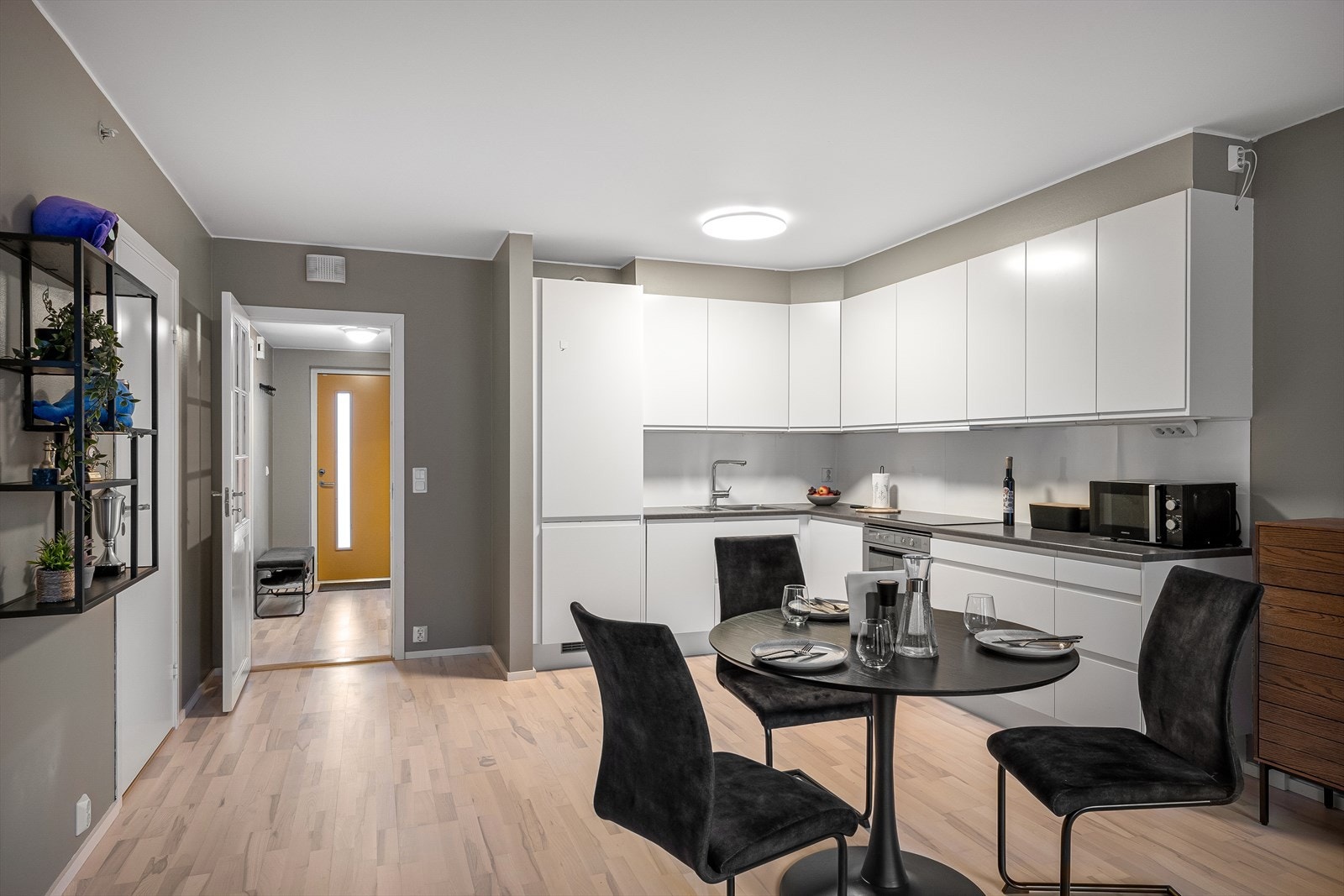 Tidløst og pent kjøkken fra Norema med tidsriktige malte toner på veggene. Praktisk utforming med rikelig benke- og skapplass. Galleribilde