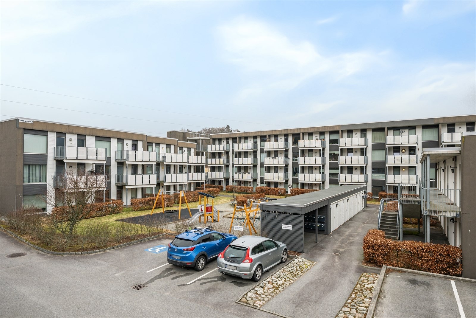 Fine opparbeidet fellesarealer med både sittegrupper, lekeplass og parkeringsanlegg, samt gode parkeringsmuligheter for gjester. Galleribilde