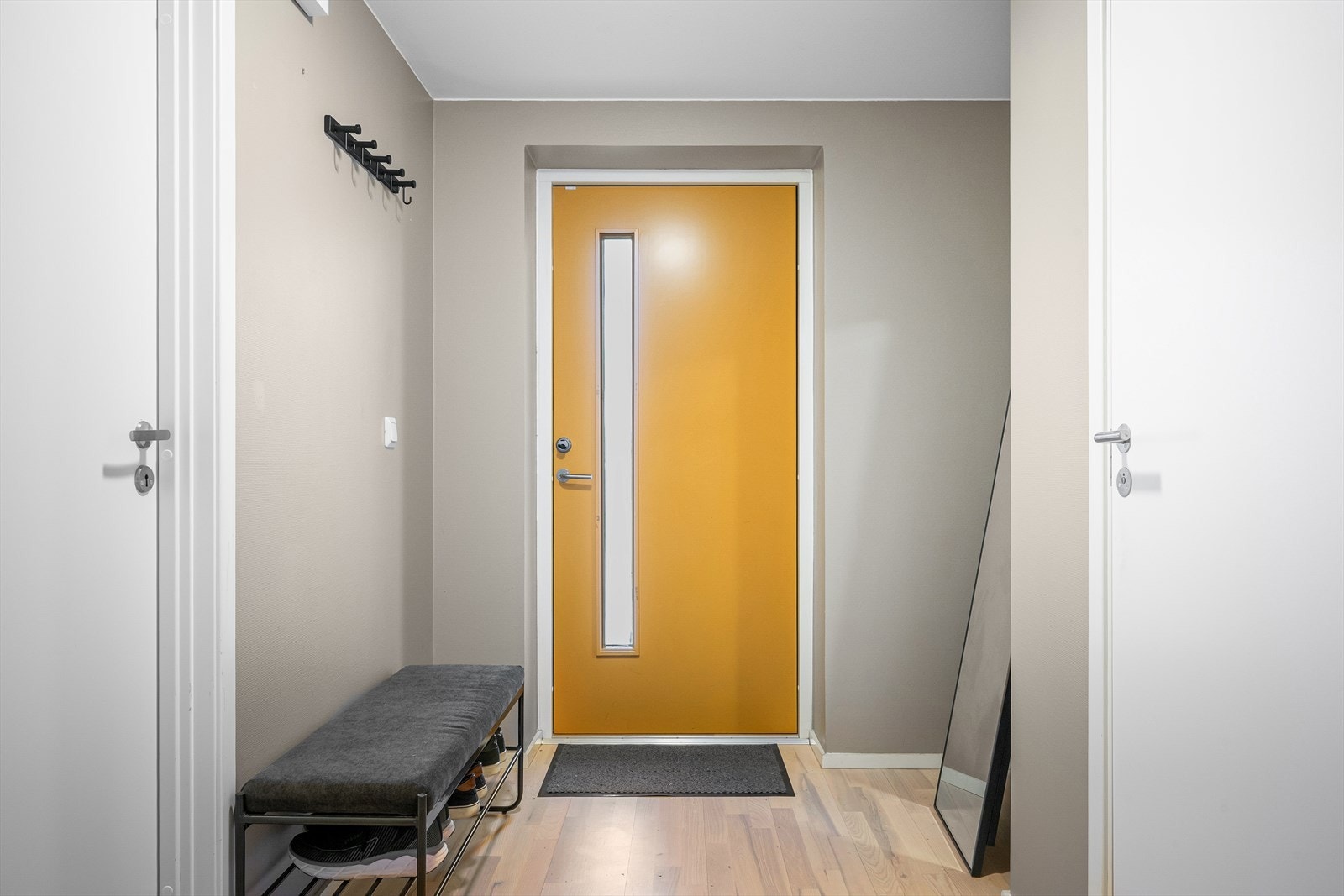 Lys og innbydende entré med praktisk innhukk til garderobeløsning. God plass til klær og sko. Galleribilde