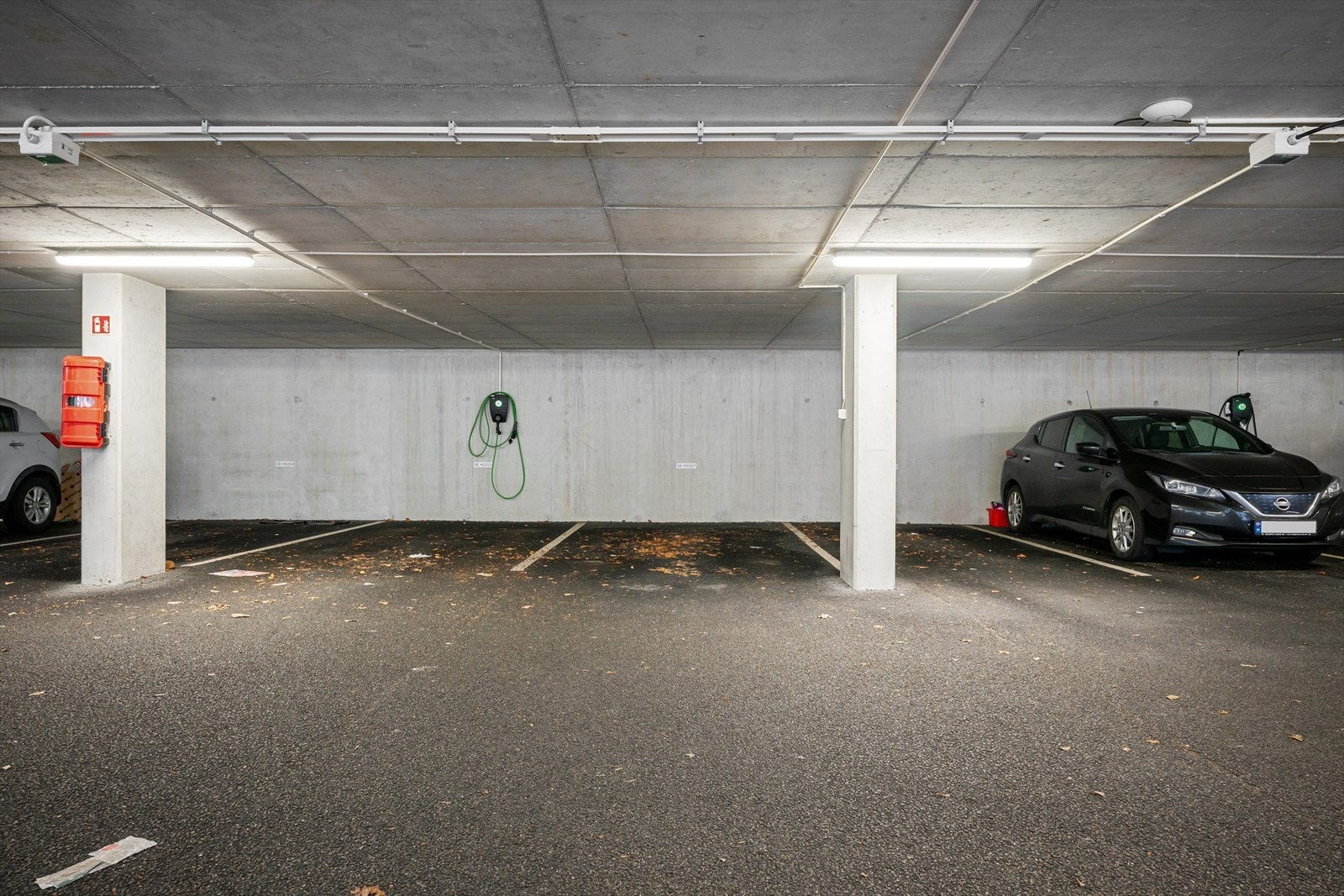 Parkering i felles parkeringsanlegg. Mulighet for å installere elbil-lader. Galleribilde