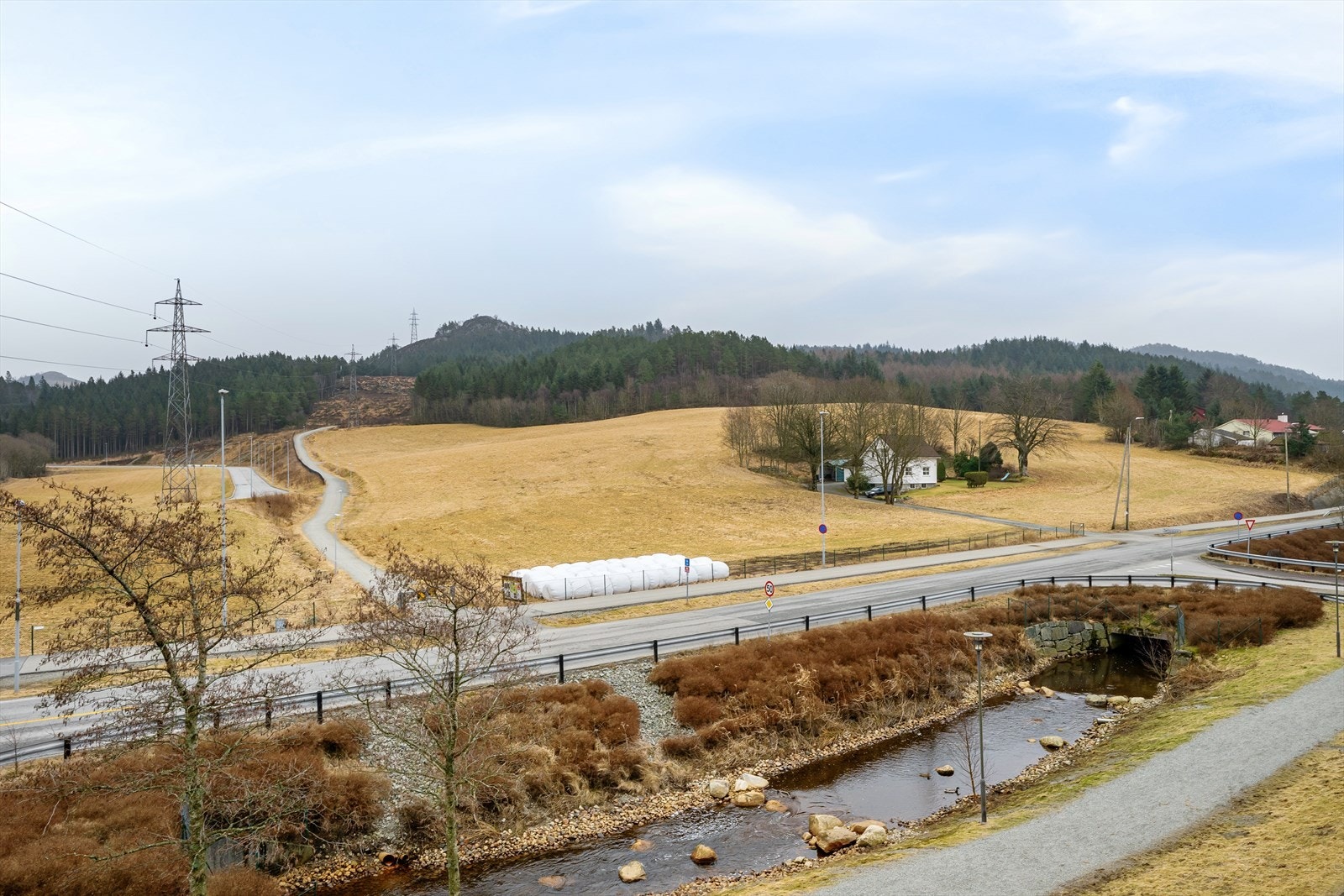 Luftige og grønne omgivelser. Kort vei til turområder i Melsheia og topptur til Vedafjell. Galleribilde