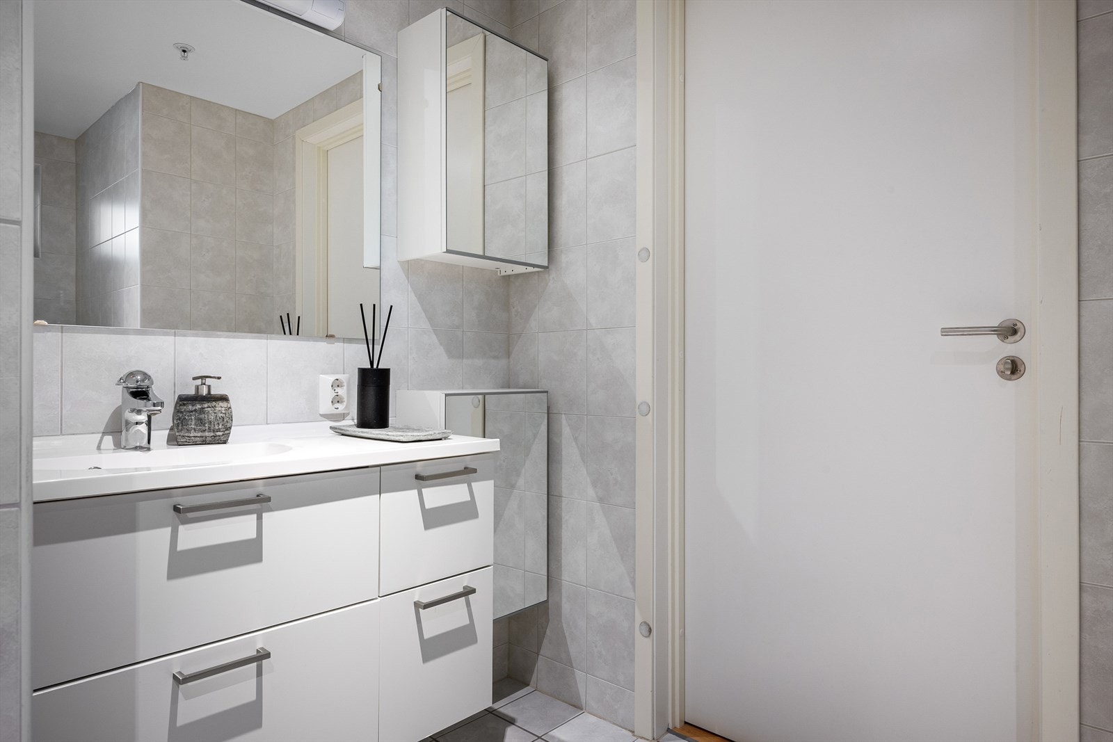 Gode oppbevaringsmuligheter i vaskseksjon og ekstra speilskap. Galleribilde