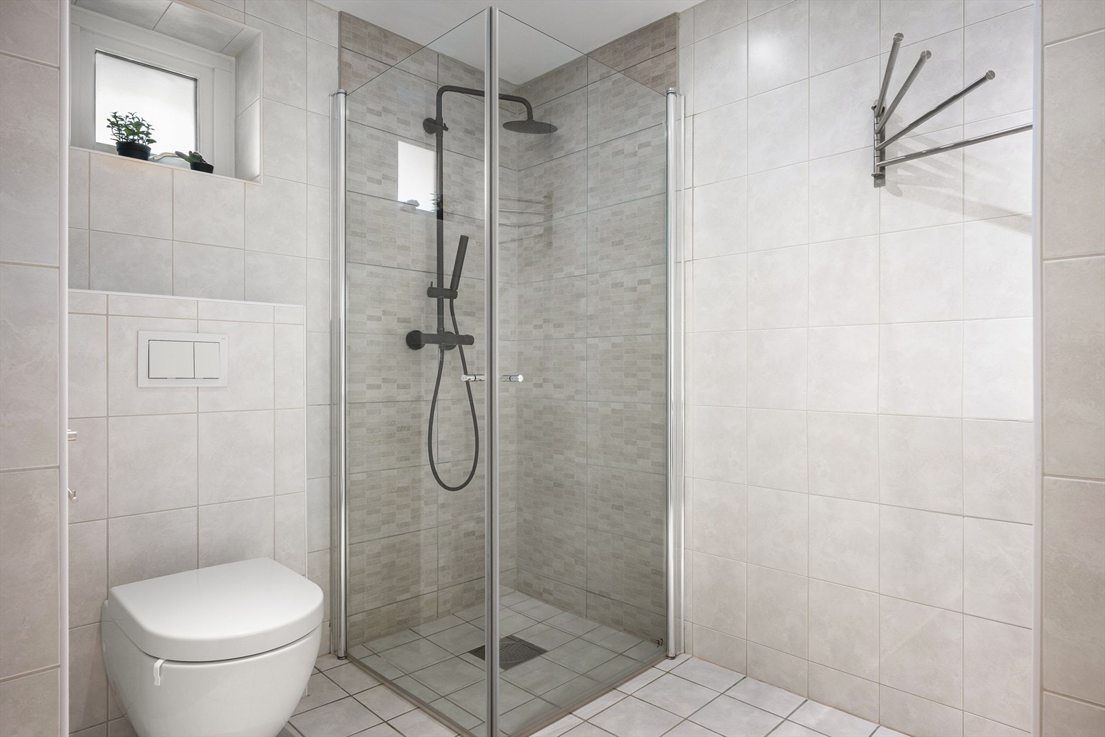 Dusjhørne og vegghengt toalett. Galleribilde