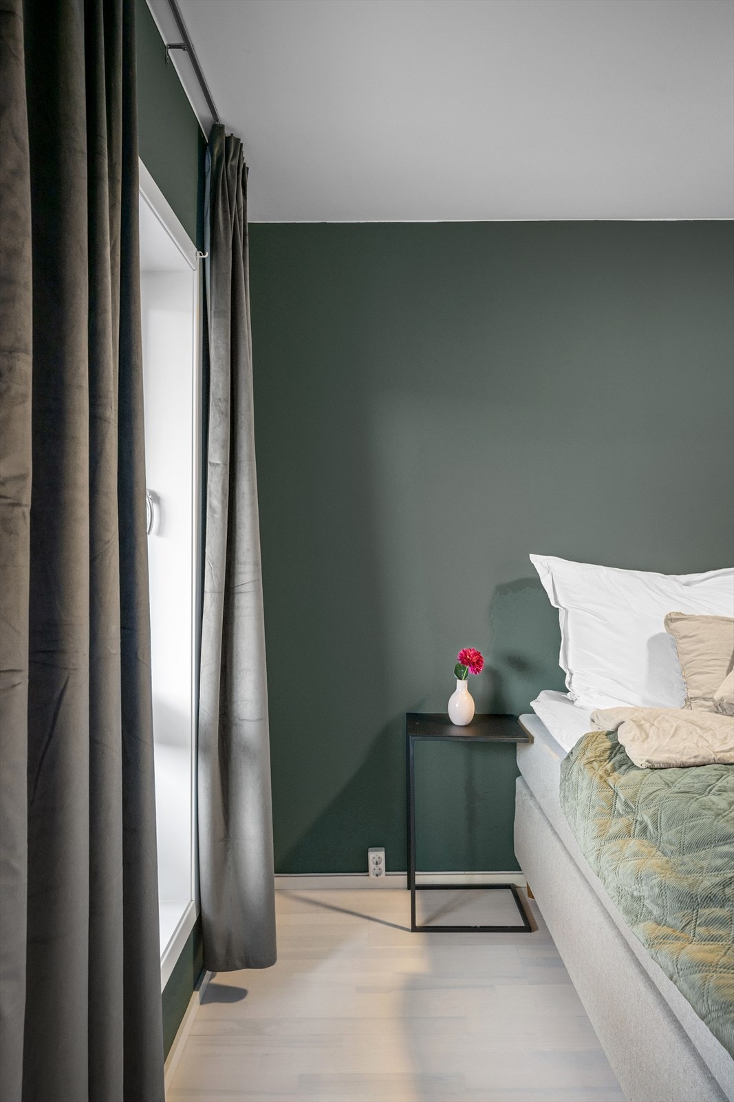 God plass til nattbord og kommode/skap. Galleribilde