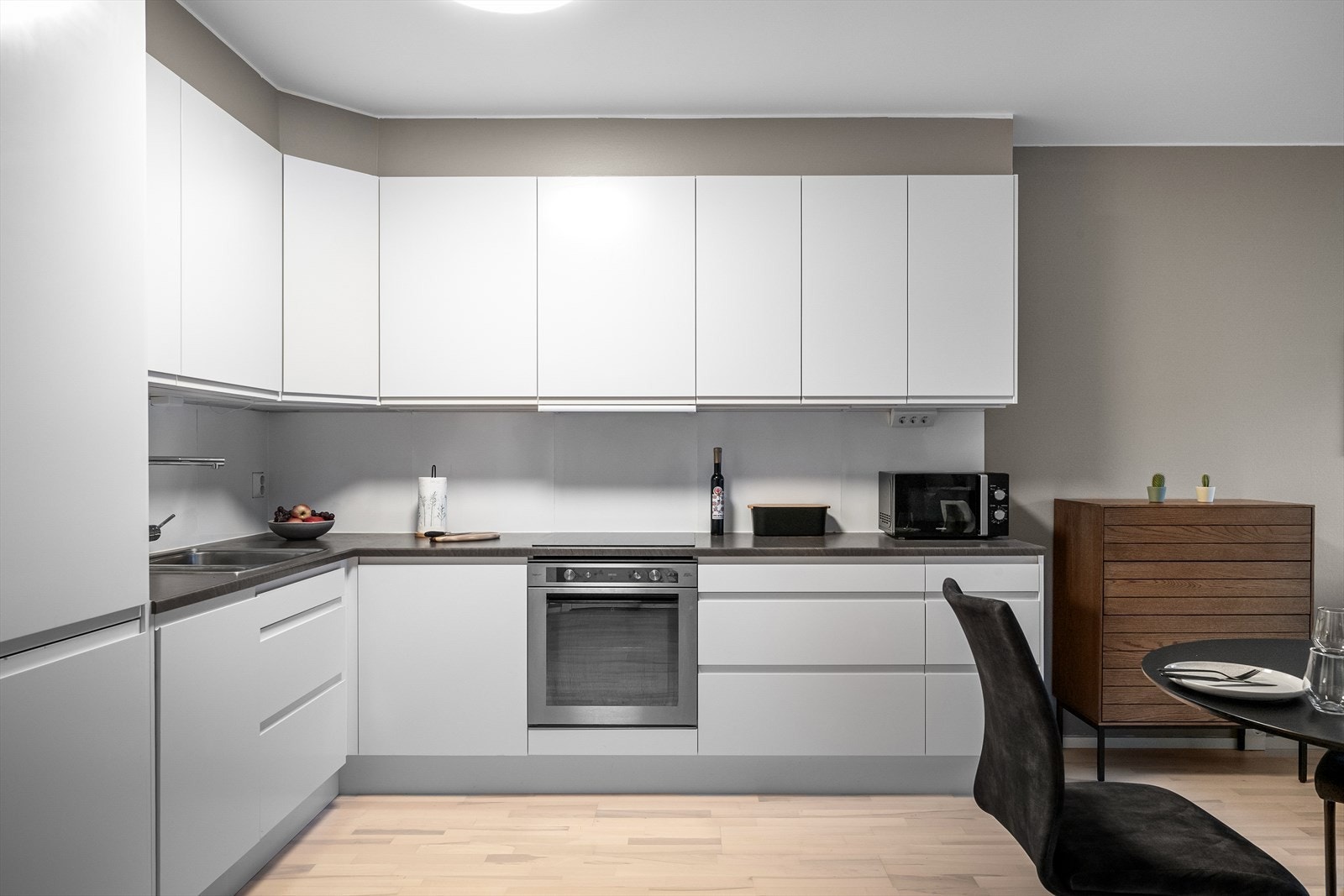 Integrerte hvitevarer som oppvaskmaskin, stekeovn, platetopp, kjøl- og fryseskap medfølger handelen. Galleribilde