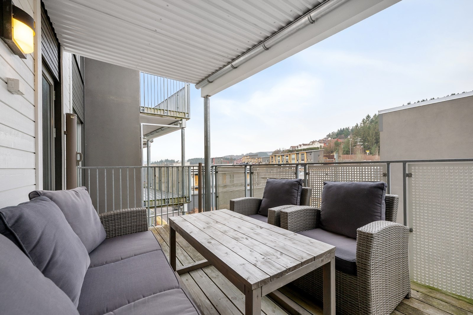 Solrik og overbygget balkong med god plass til sittegruppe for å kunne samle familie og venner. Galleribilde