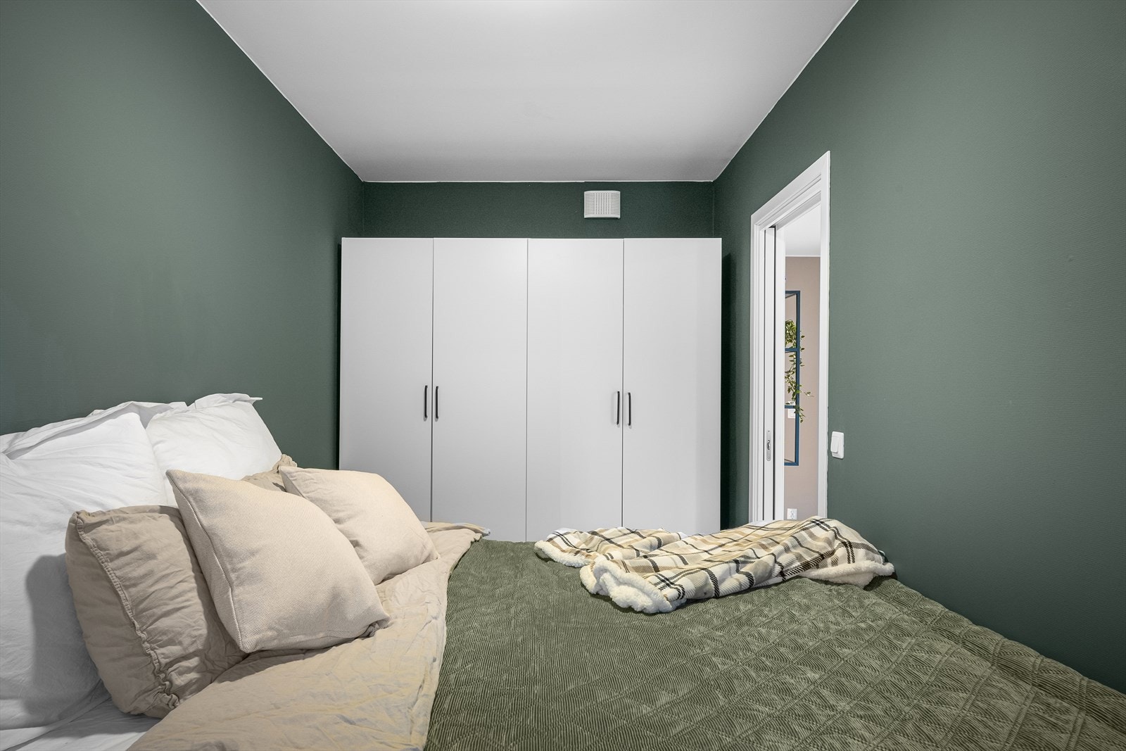 Rikelig med garderobeskap som gir god lagringsplass for klær. Galleribilde