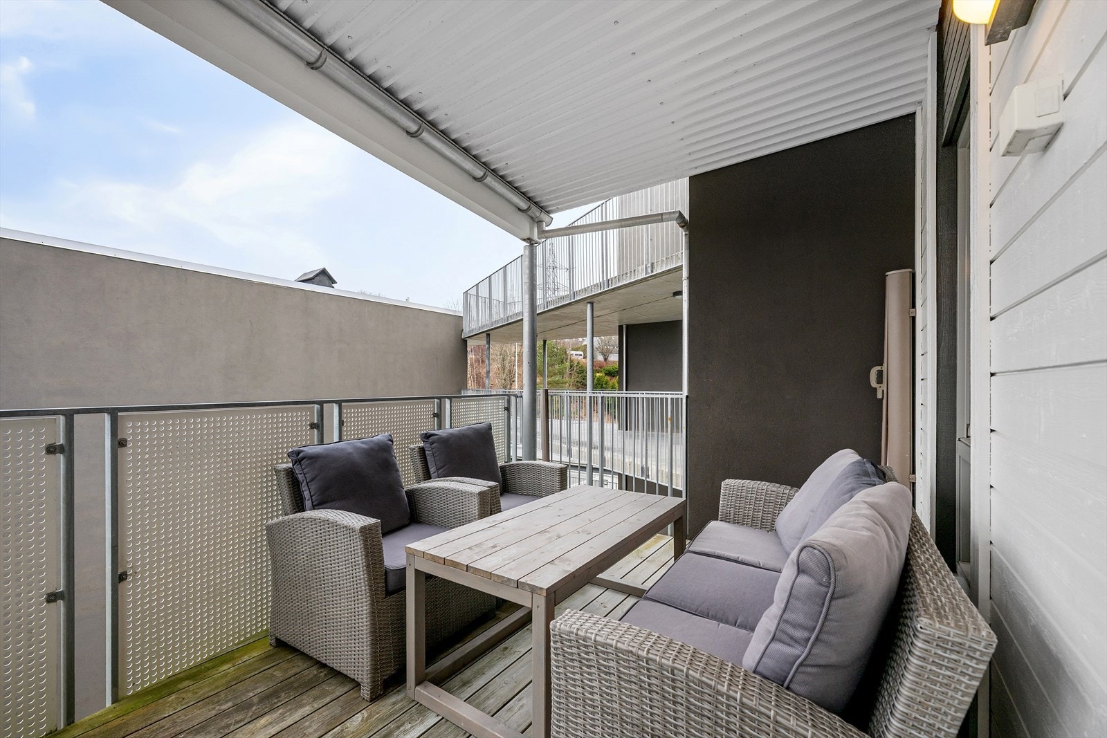 Vestvendt balkong med god plass til enten en sofagruppe eller spisebord for å kunne samle familie og venner. Galleribilde