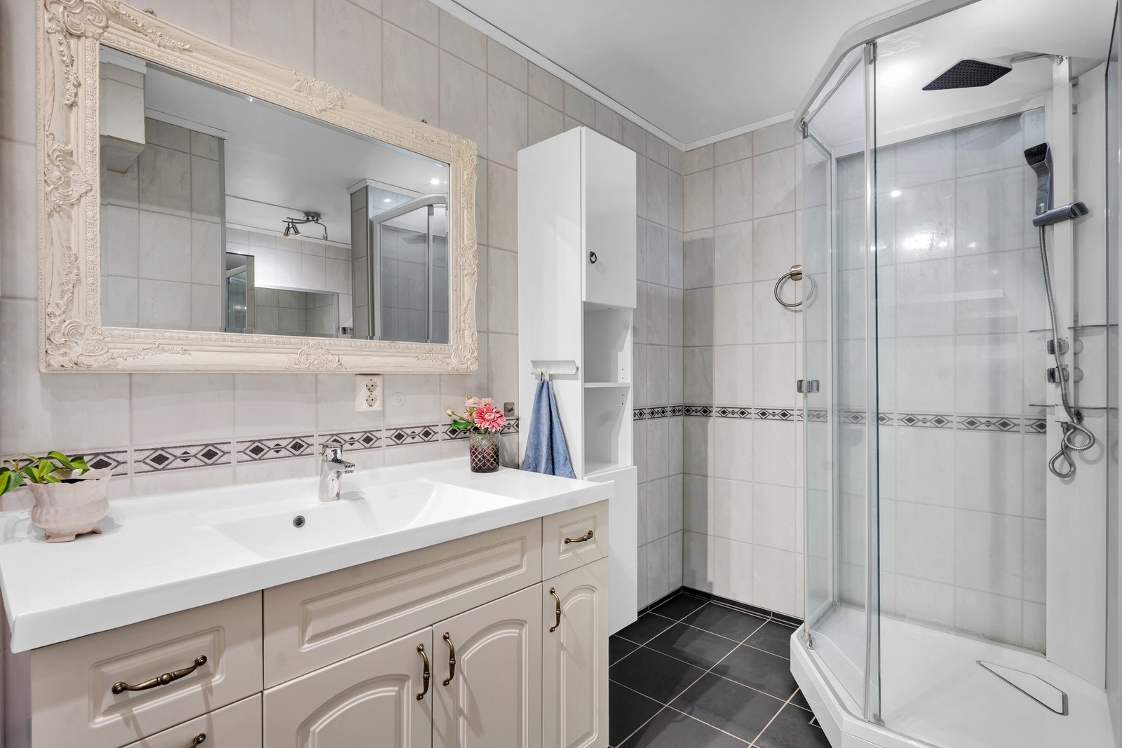 Badet har god størrelse og dusjkabinett. Galleribilde