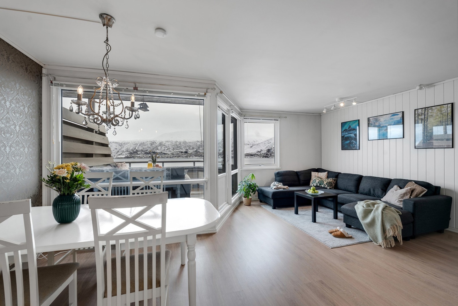 Leiligheten er fordelt over to plan, med stue og kjøkken i 1.etasje. Galleribilde